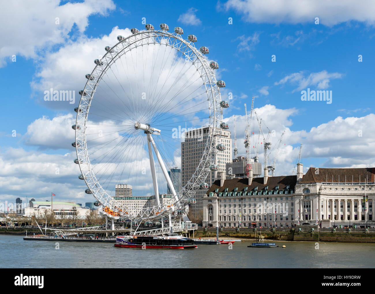 Il London Eye da Victoria Embankment, London, England, Regno Unito Foto Stock