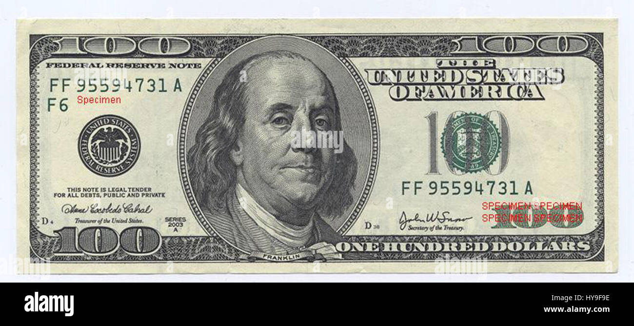 Il dollaro statunitense ($100) è una delle principali denominazioni della valuta ufficiale degli Stati Uniti. È ampiamente riconosciuto a livello internazionale come standard di valore nelle transazioni globali, in particolare nella finanza e nel commercio. Il disegno di legge presenta figure e simboli degni di nota che rappresentano la storia e l'economia del paese. Foto Stock