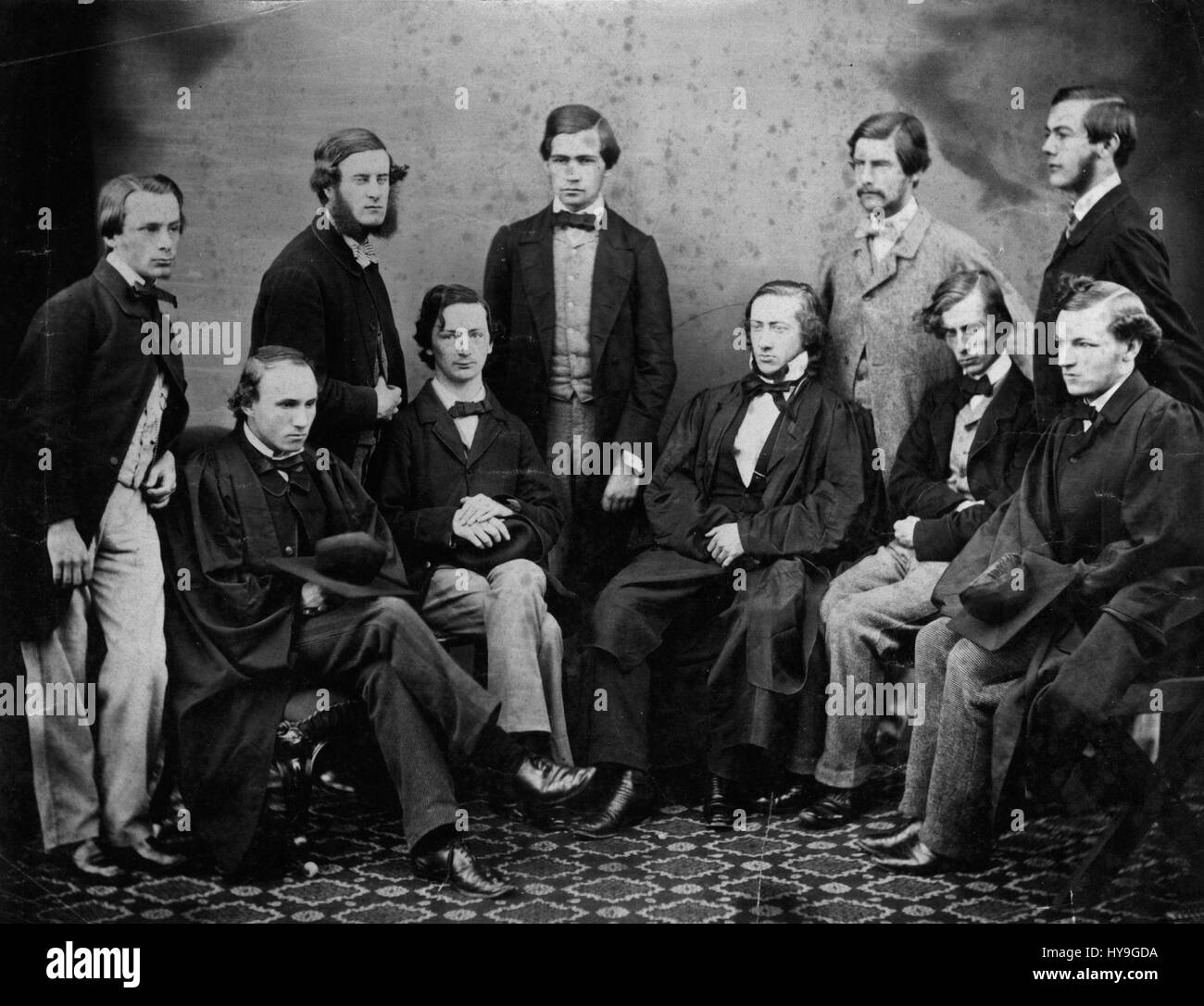 Questa fotografia cattura Algernon Charles Swinburne, un eminente poeta dell'epoca vittoriana, insieme a nove suoi coetanei a Oxford, mostrando un momento di cameratismo intellettuale alla fine del XIX secolo. Foto Stock