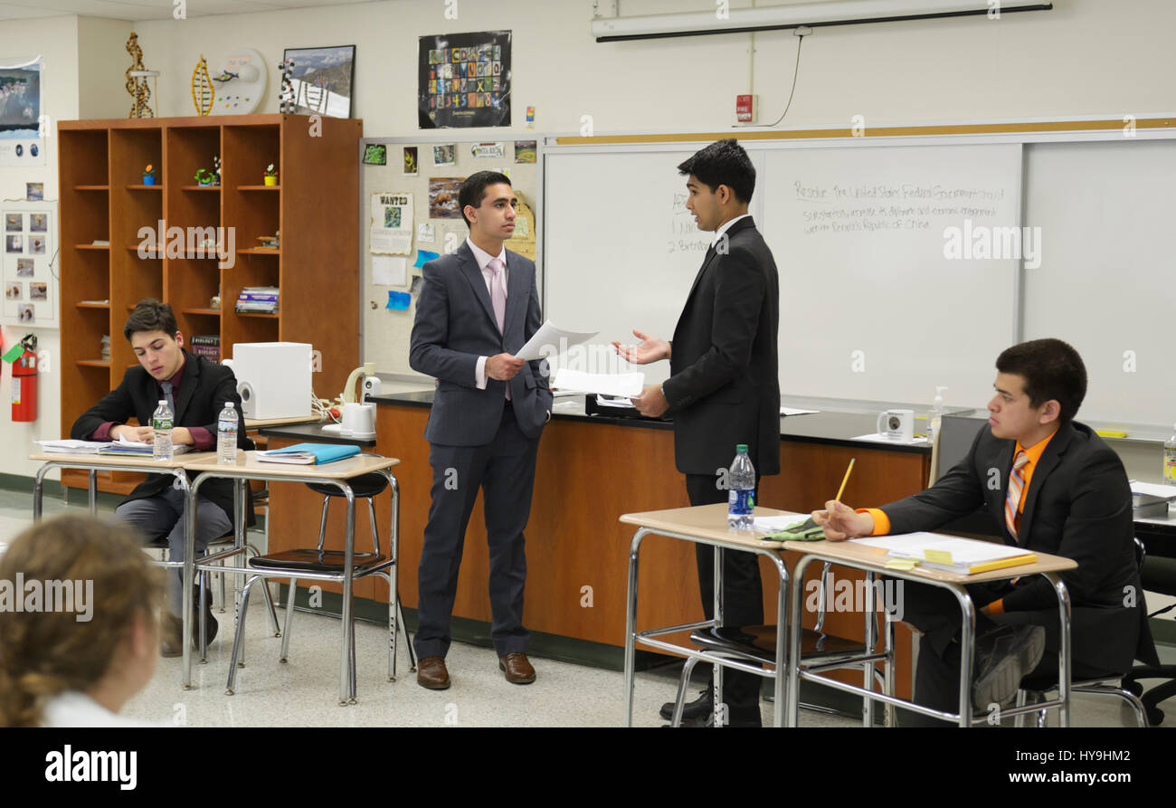 Gli studenti a discutere in una scuola di discussione team competition Foto Stock