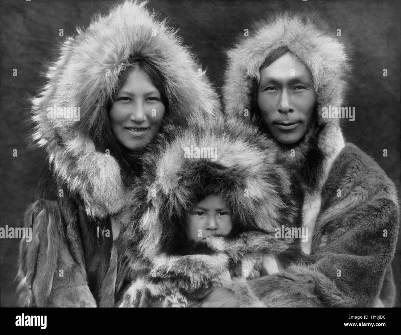 "Inupiat Family from Noatak, Alaska, 1929" è una fotografia scattata da Edward S. Curtis, restaurata per maggiore chiarezza. Ritrae una famiglia del popolo Inupiat, originaria dell'Alaska, che mostra l'abbigliamento tradizionale e l'identità culturale del gruppo indigeno. Il lavoro di Curtis è rinomato per documentare la vita dei nativi americani all'inizio del XX secolo. Foto Stock