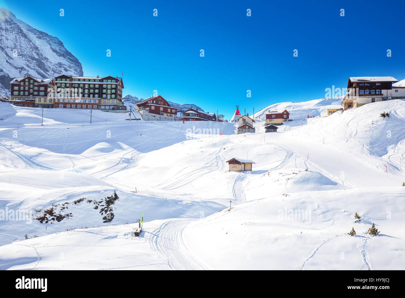 Swiss Ski resort con Eiger, Monch e Jungfrau picchi nelle Alpi svizzere, Grindelwald, Svizzera Foto Stock