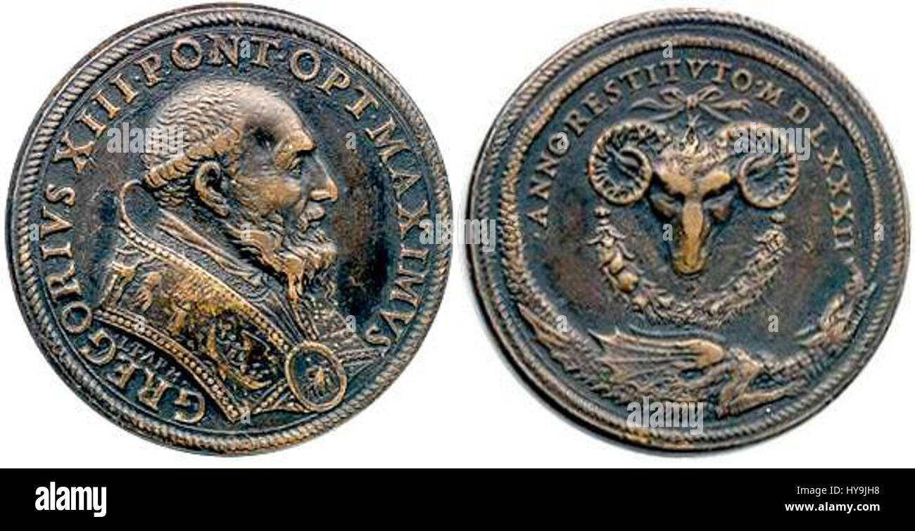 La medaglia Gregorio XIII Ouroboros del 1582 celebra la riforma del calendario di Papa Gregorio XIII. Il simbolo Ouroboros, che rappresenta l’eternità e il rinnovamento, riflette l’impatto duraturo del Papa sul sistema del calendario. Foto Stock