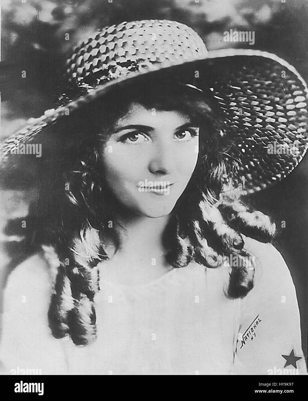 Olive Thomas è stata un'attrice e modella americana che ha guadagnato fama all'inizio del XX secolo. Conosciuta per la sua bellezza e i suoi ruoli nei film muti, è diventata una delle star di Hollywood durante gli anni '1910 Foto Stock