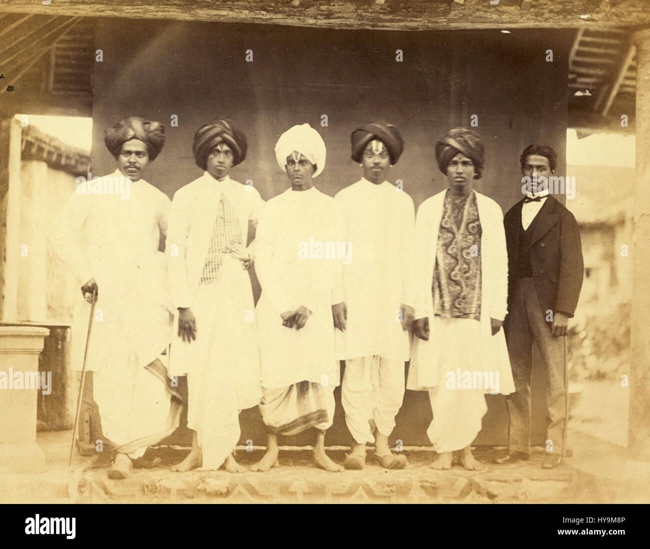 Il premio "Madras University Prize Winners 1865" riconosce gli studenti che hanno eccellito accademicamente presso l'Università di Madras. Questo evento mette in evidenza l'importanza dell'istruzione nell'India coloniale, in particolare nel contesto del sistema educativo britannico e del panorama intellettuale in evoluzione. Foto Stock