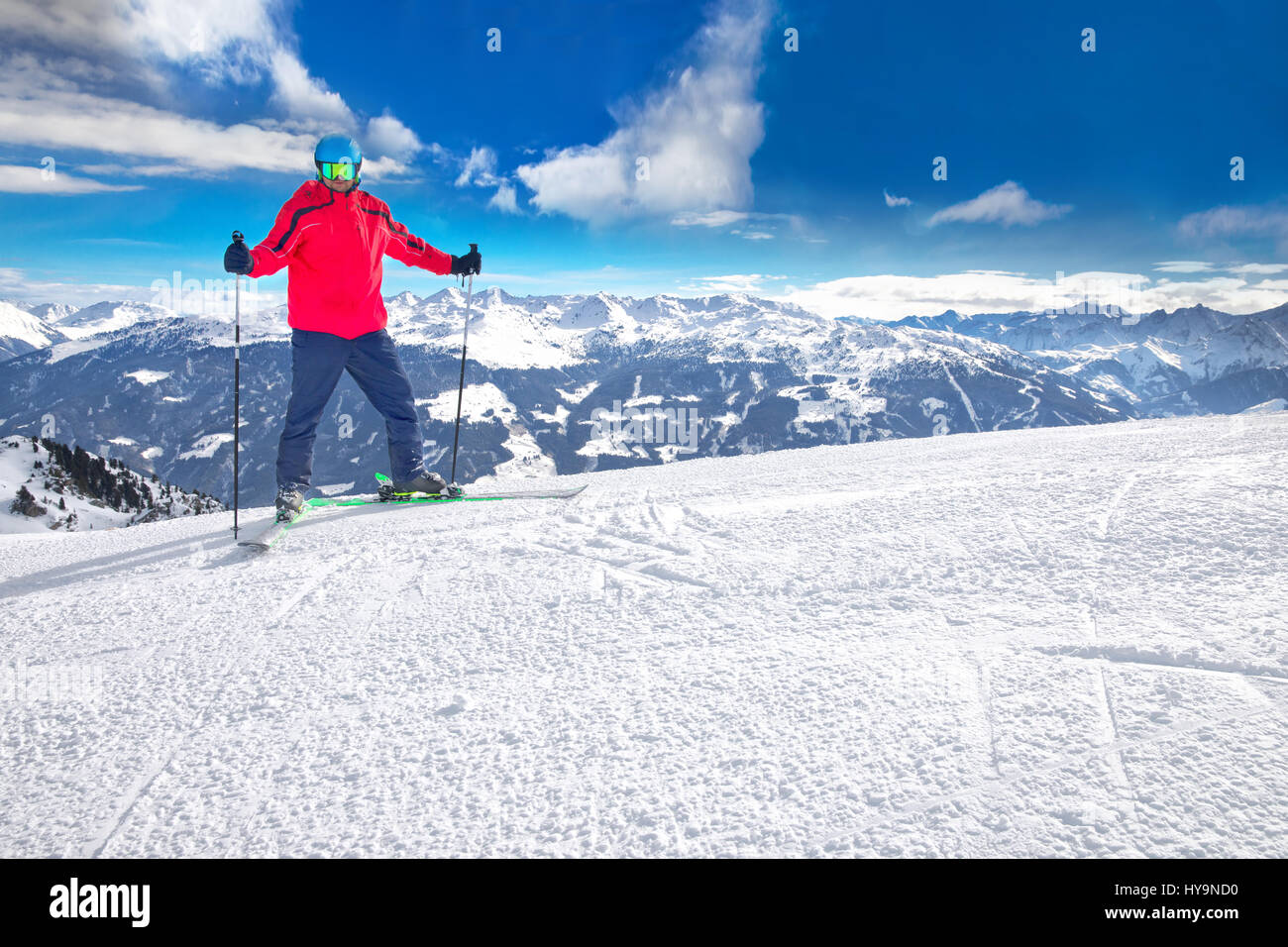 L'uomo sciare sul versante preparati con freschi nuova polvere di neve nelle Alpi Foto Stock