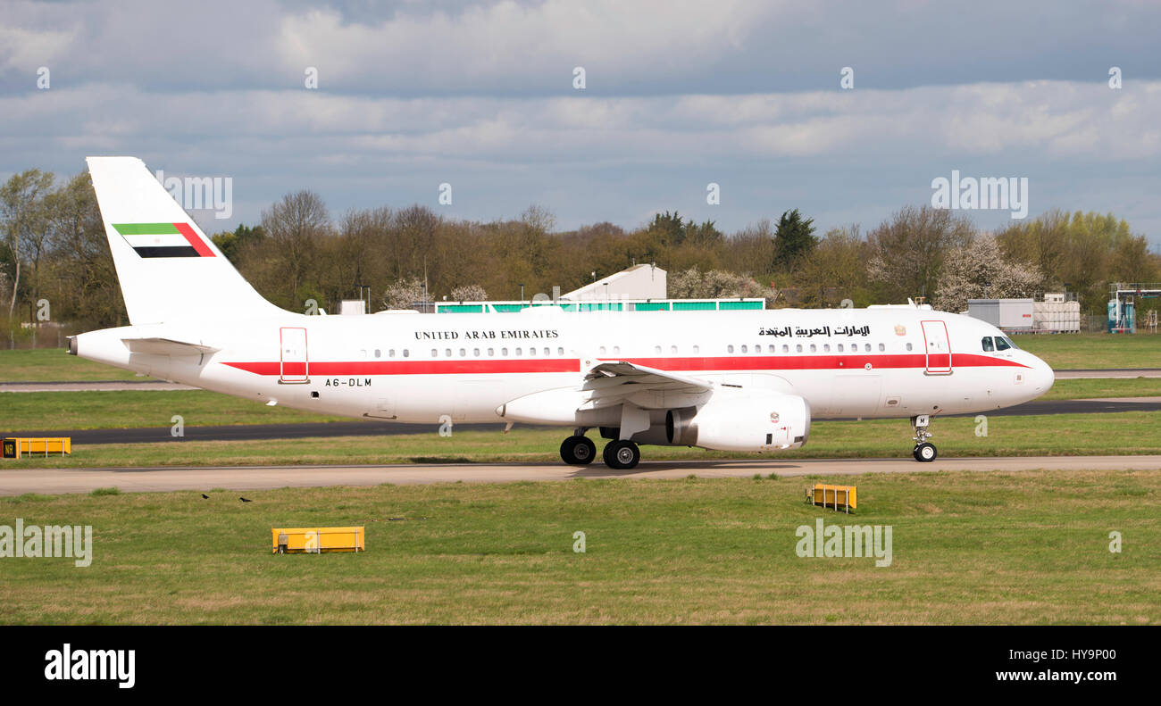 Londra Stansted Aeroporto; A6-DLM Abu Dhabi Amiri volo Airbus A320-200 Foto Stock
