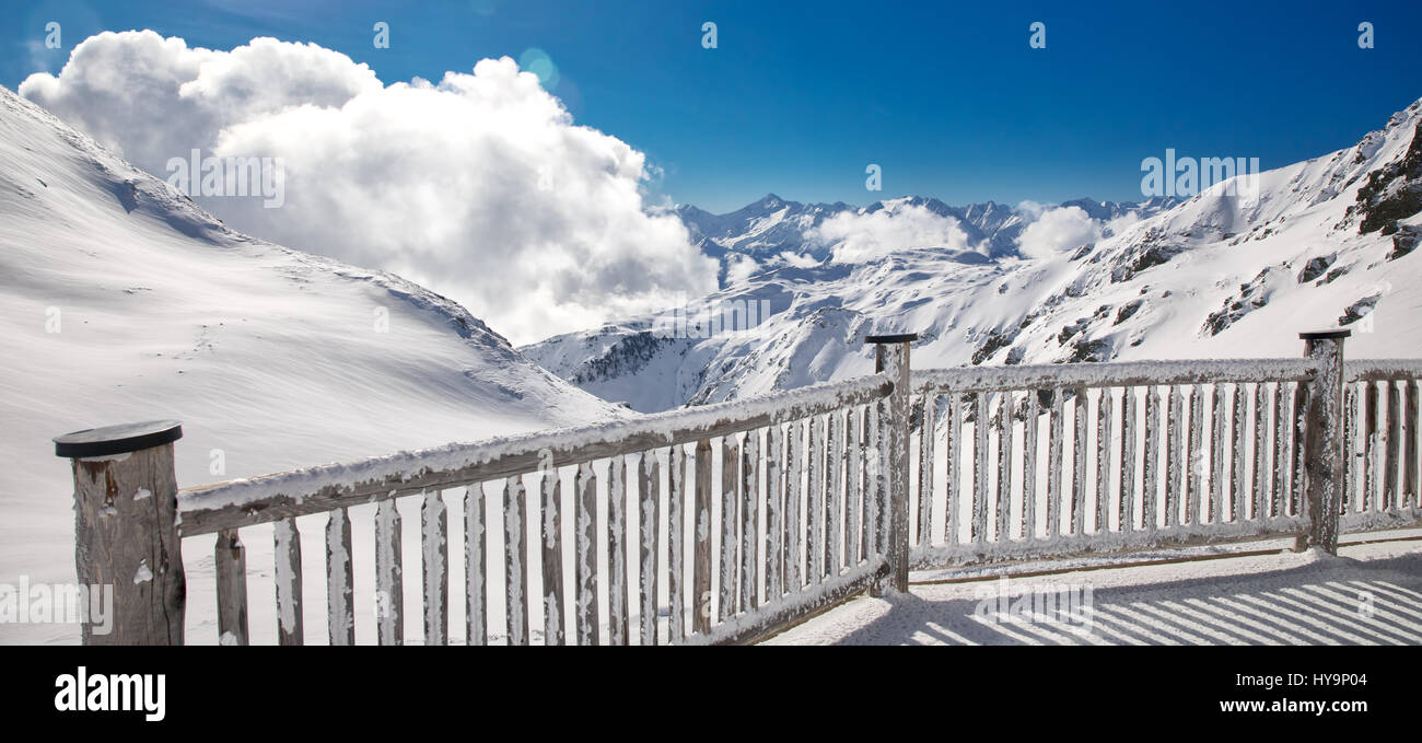Splendida vista alle Alpi austriache nella famosa Zillertal Arena ski resort, Austria. Foto Stock