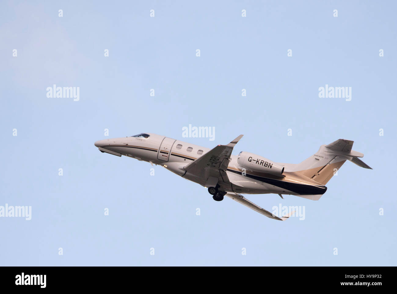 Dall'Aeroporto Stansted di Londra; Embraer EMB-505 Phenom 300 C/N 50500358 Foto Stock