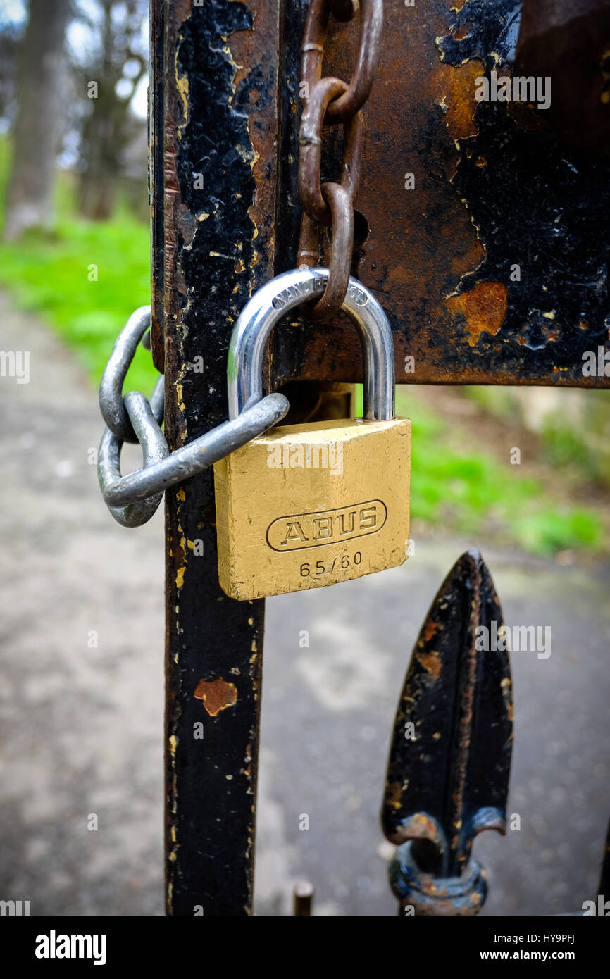 Un lucchetto chunky e la catena su un cancello in Princes Street Gardens, Edimburgo Foto Stock