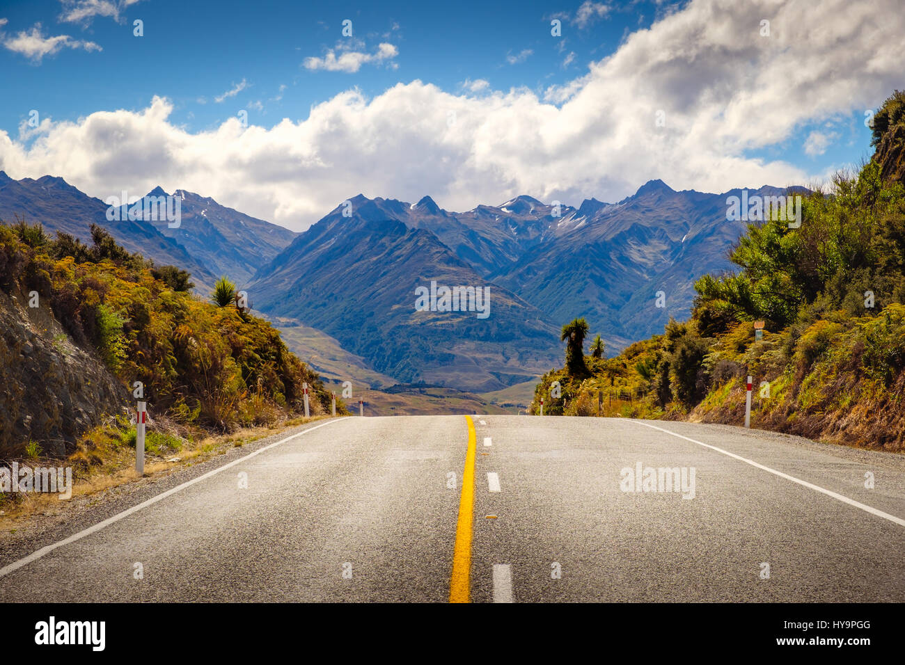 Strada panoramica attraverso il paesaggio di montagna vicino al lago Hawea, Isola del Sud della Nuova Zelanda Foto Stock