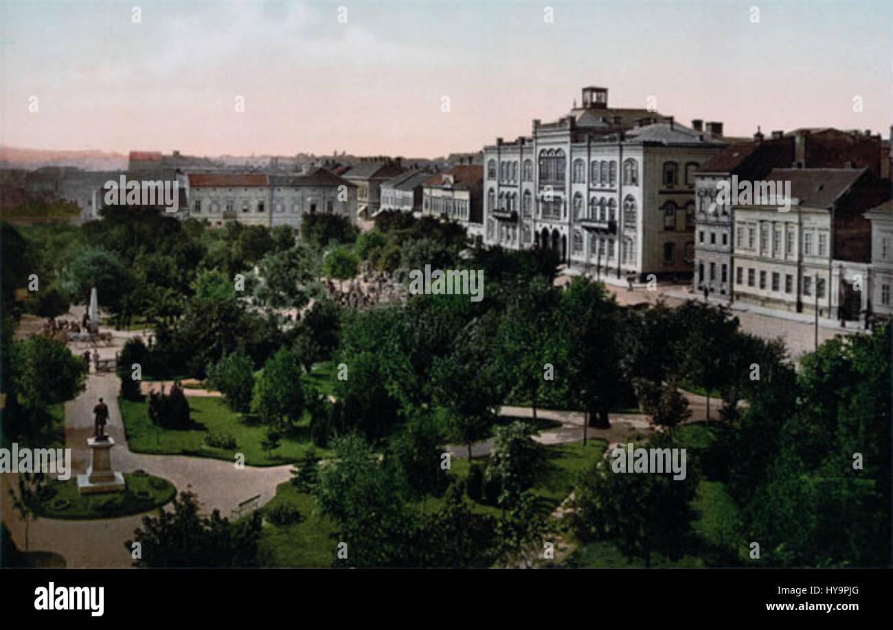 L'Università di Belgrado, fondata nel 1808, è una delle più antiche e prestigiose istituzioni di istruzione superiore dei Balcani. I suoi edifici storici riflettono una miscela di stili architettonici, tra cui influenze neoclassiche e moderniste, contribuendo al ricco patrimonio culturale e accademico dell'università. Foto Stock