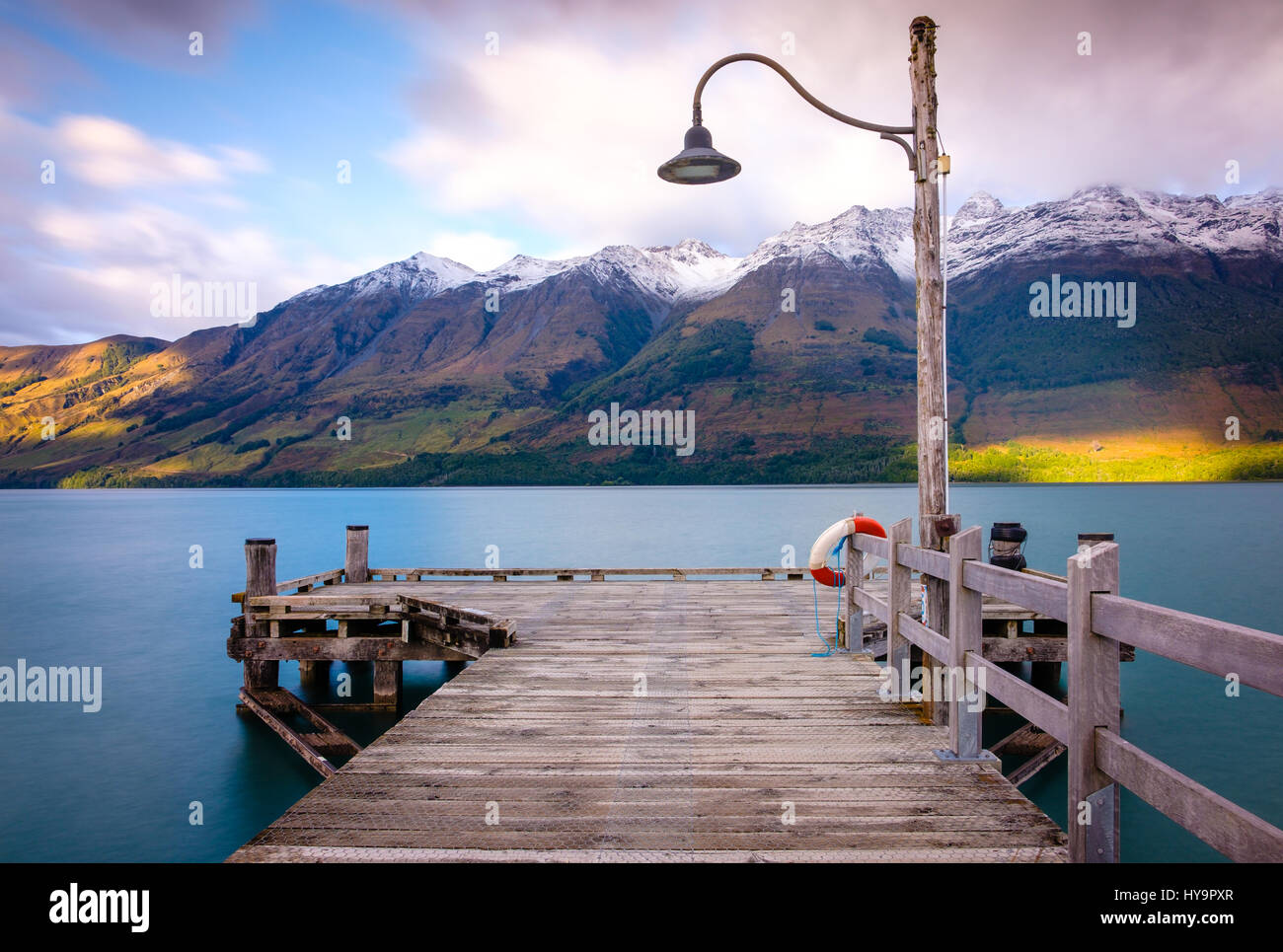 Glenorchy wharf molo in legno e lampada dopo l'alba, Isola del Sud della Nuova Zelanda Foto Stock