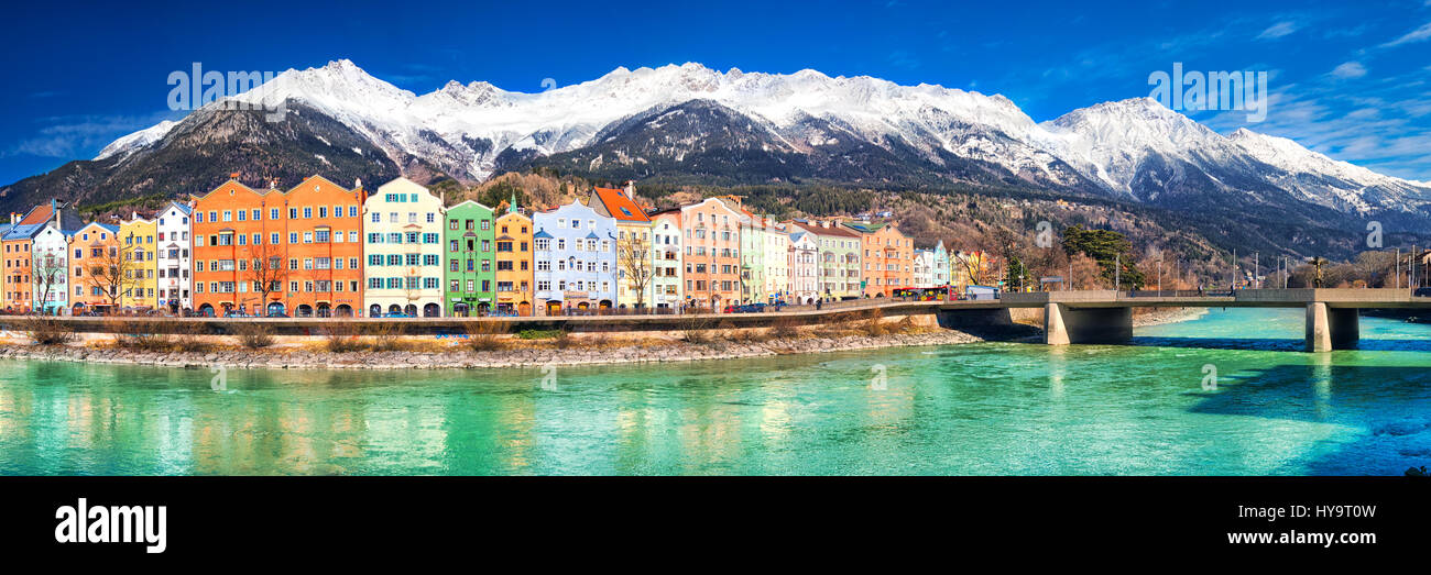 INNSBRUCK, Austria - 11 Marzo 2017 - City scape di Innsbruck nel centro città con belle case. È la città capitale del Tirolo in Austria occidentale, Europ Foto Stock