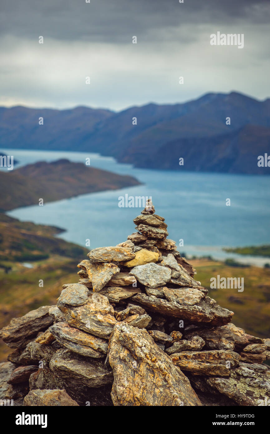 Vista del paesaggio della piramide di roccia con le montagne sullo sfondo, il lago Wanaka, Nuova Zelanda Foto Stock