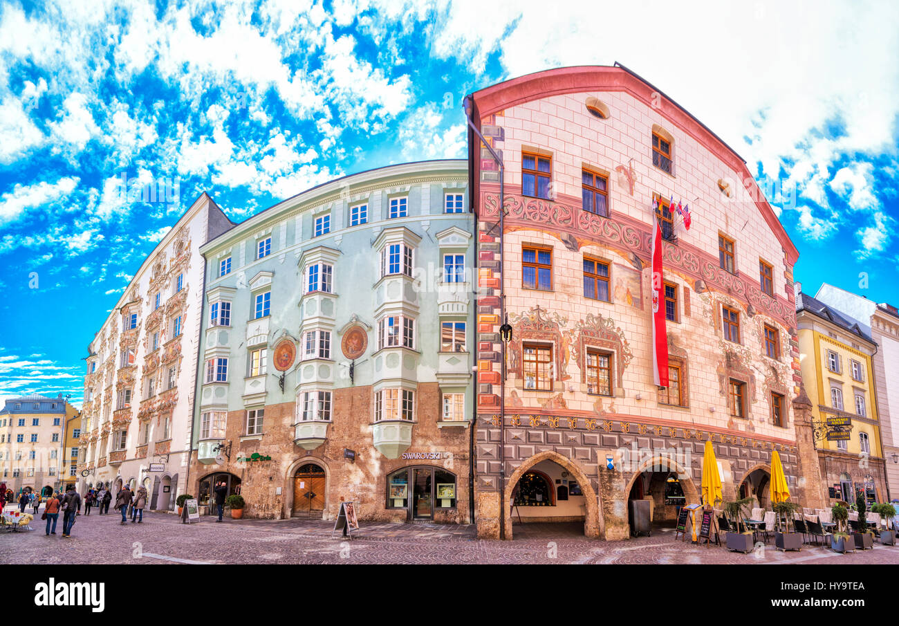 INNSBRUCK, Austria - 11 Marzo 2017 - La gente di Innsbruck nel centro della città con le tipiche case colorate. È la città capitale del Tirolo in Austria occidentale, UE Foto Stock