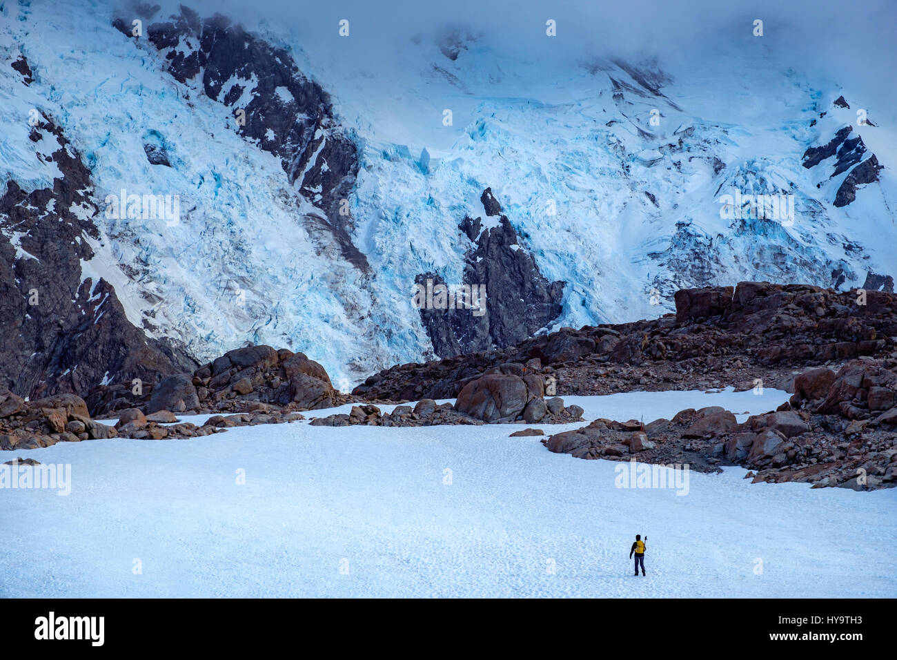 In inverno le montagne paesaggio con lonely escursionista, Mt Cook national park, Isola del Sud della Nuova Zelanda Foto Stock