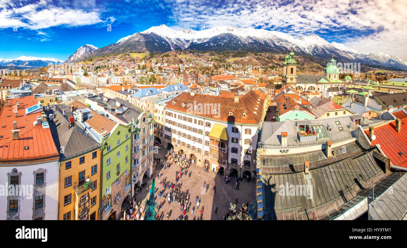 INNSBRUCK, Austria - 11 Marzo 2017 - La popolazione della città di Innsbruck centro sotto la torre Stadtturm. Essa è la capitale sità del Tirolo in Austria occidentale, Europa. Foto Stock