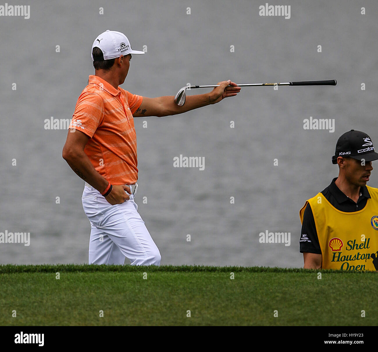 Umile, Texas, Stati Uniti d'America. 2 apr, 2017. Rickie Fowler punti dopo aver perso la sua palla in acqua durante il quarto round del guscio Houston aperto presso il Golf Club di Houston in umile, Texas. John Glaser/CSM/Alamy Live News Foto Stock