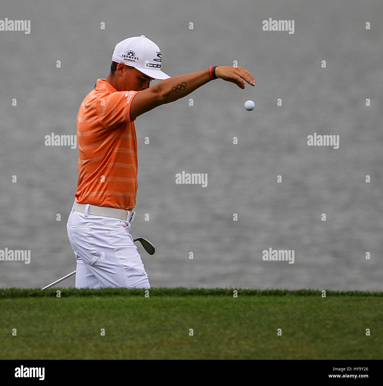 Umile, Texas, Stati Uniti d'America. 2 apr, 2017. Rickie Fowler prende una goccia dopo aver perso la sua palla in acqua durante il quarto round del guscio Houston aperto presso il Golf Club di Houston in umile, Texas. John Glaser/CSM/Alamy Live News Foto Stock