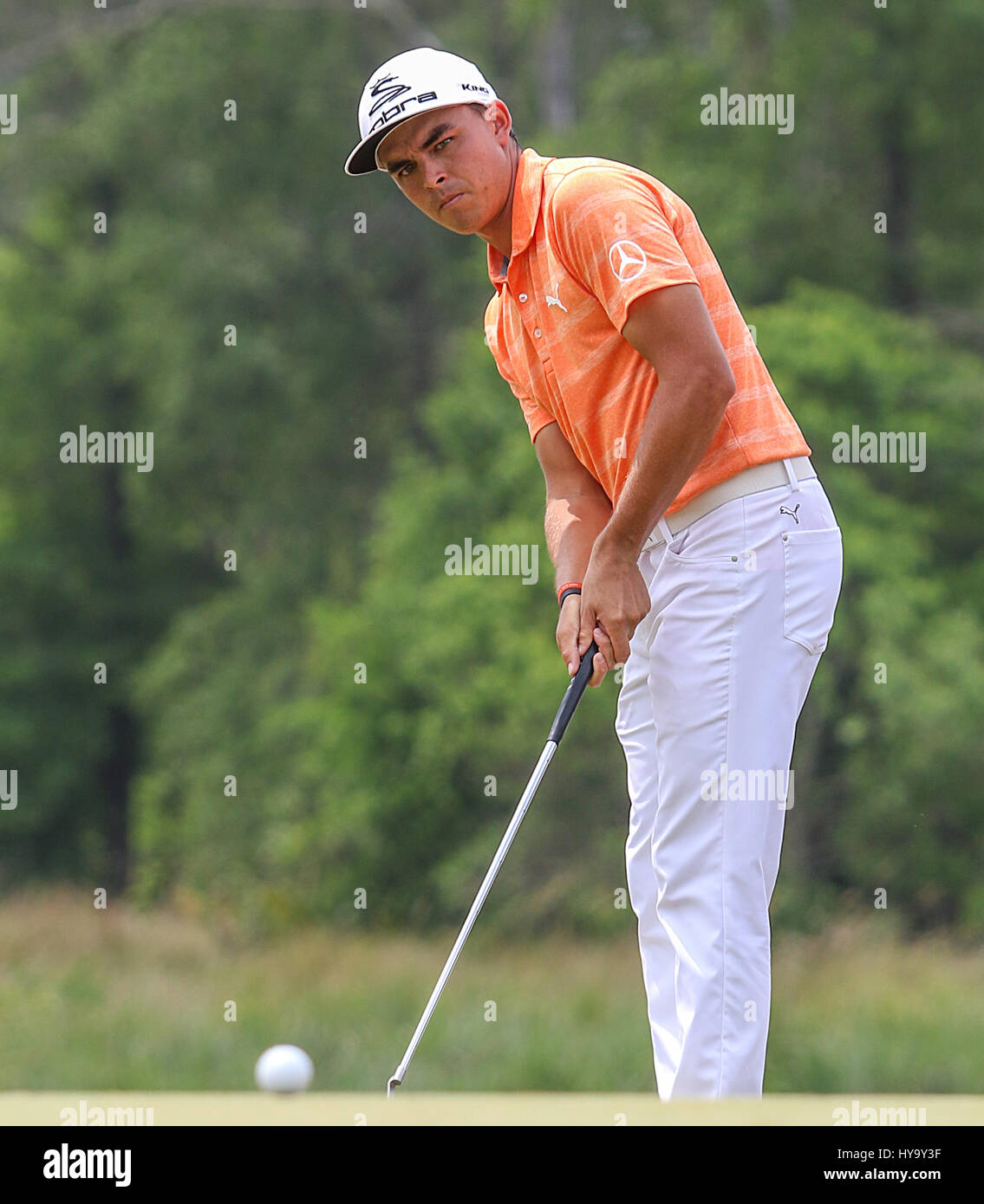 Umile, Texas, Stati Uniti d'America. 2 apr, 2017. Rickie Fowler putt la sfera durante il quarto round del guscio Houston aperto presso il Golf Club di Houston in umile, Texas. John Glaser/CSM/Alamy Live News Foto Stock