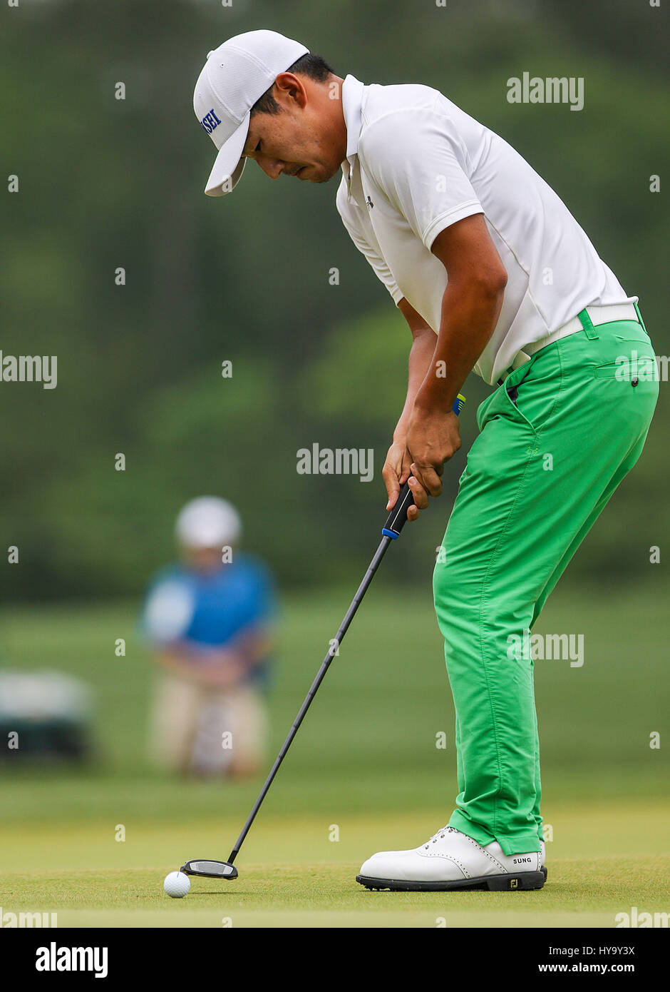 Umile, Texas, Stati Uniti d'America. 2 apr, 2017. Sung Kang putts durante il quarto round del guscio Houston aperto presso il Golf Club di Houston in umile, Texas. John Glaser/CSM/Alamy Live News Foto Stock