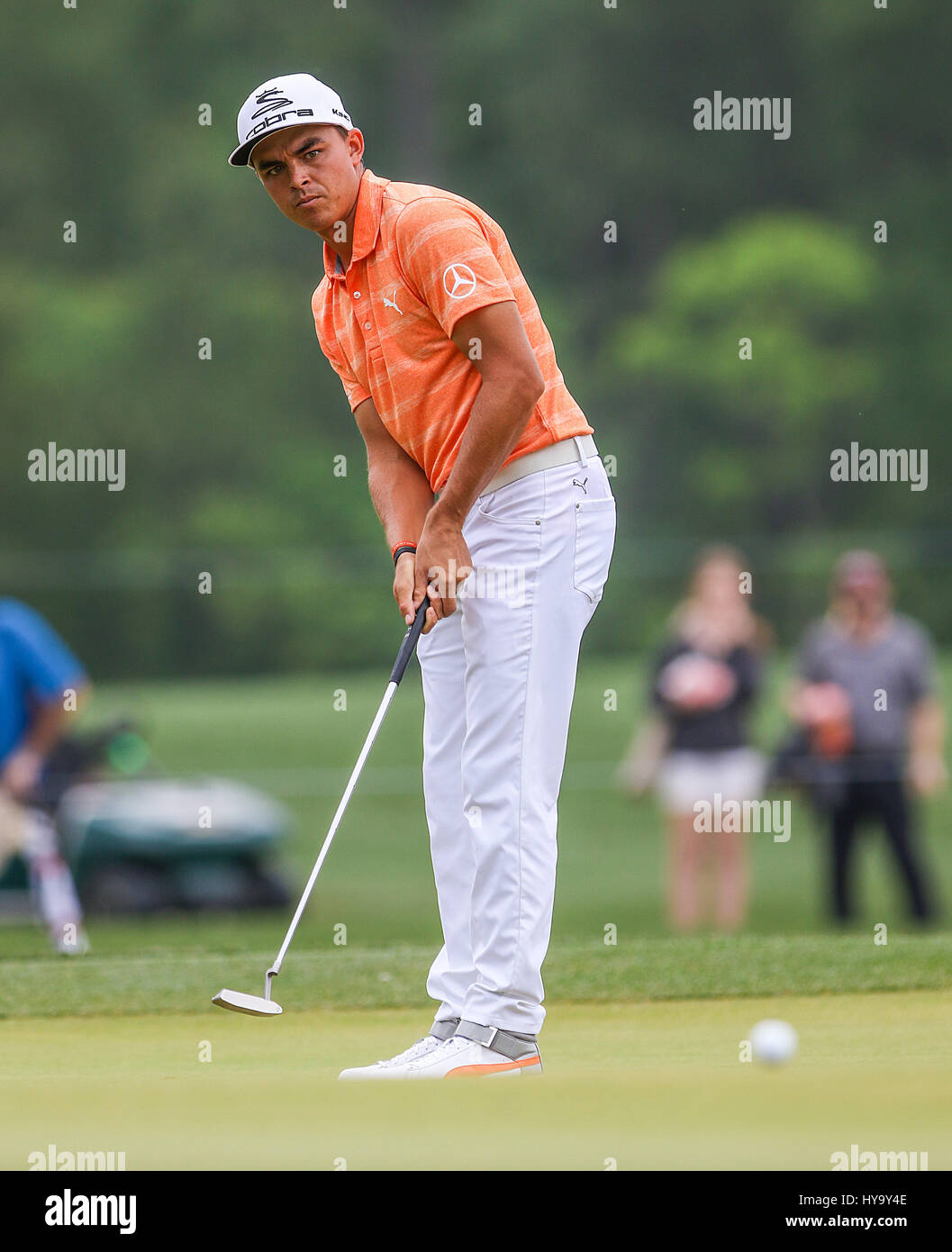 Umile, Texas, Stati Uniti d'America. 2 apr, 2017. Rickie Fowler guarda al suo putt durante il quarto round del guscio Houston aperto presso il Golf Club di Houston in umile, Texas. John Glaser/CSM/Alamy Live News Foto Stock