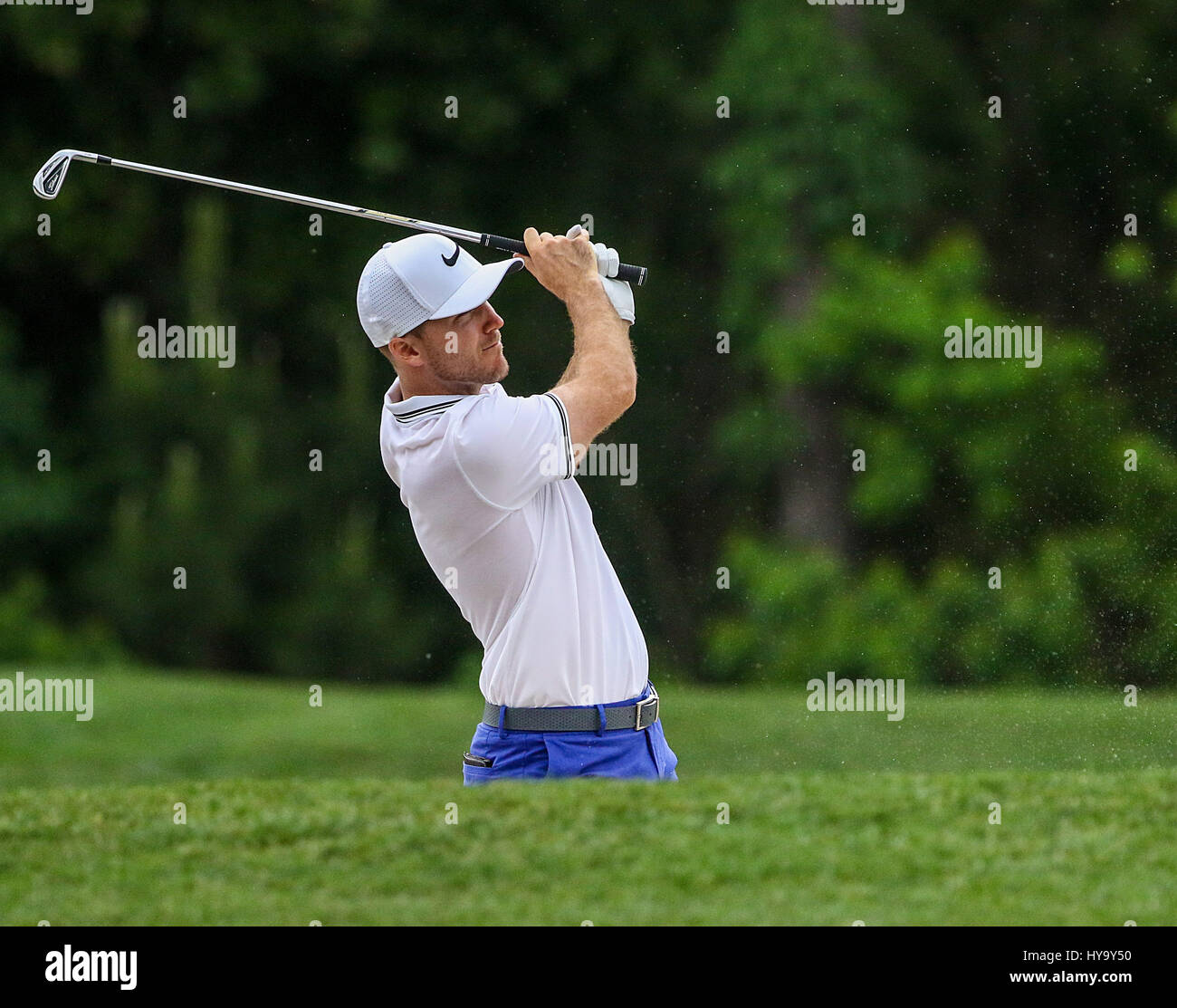 Umile, Texas, Stati Uniti d'America. 2 apr, 2017. Campione del torneo Russell Henley colpisce un tiro fuori la ruvida durante il quarto round del guscio Houston aperto presso il Golf Club di Houston in umile, Texas. John Glaser/CSM/Alamy Live News Foto Stock