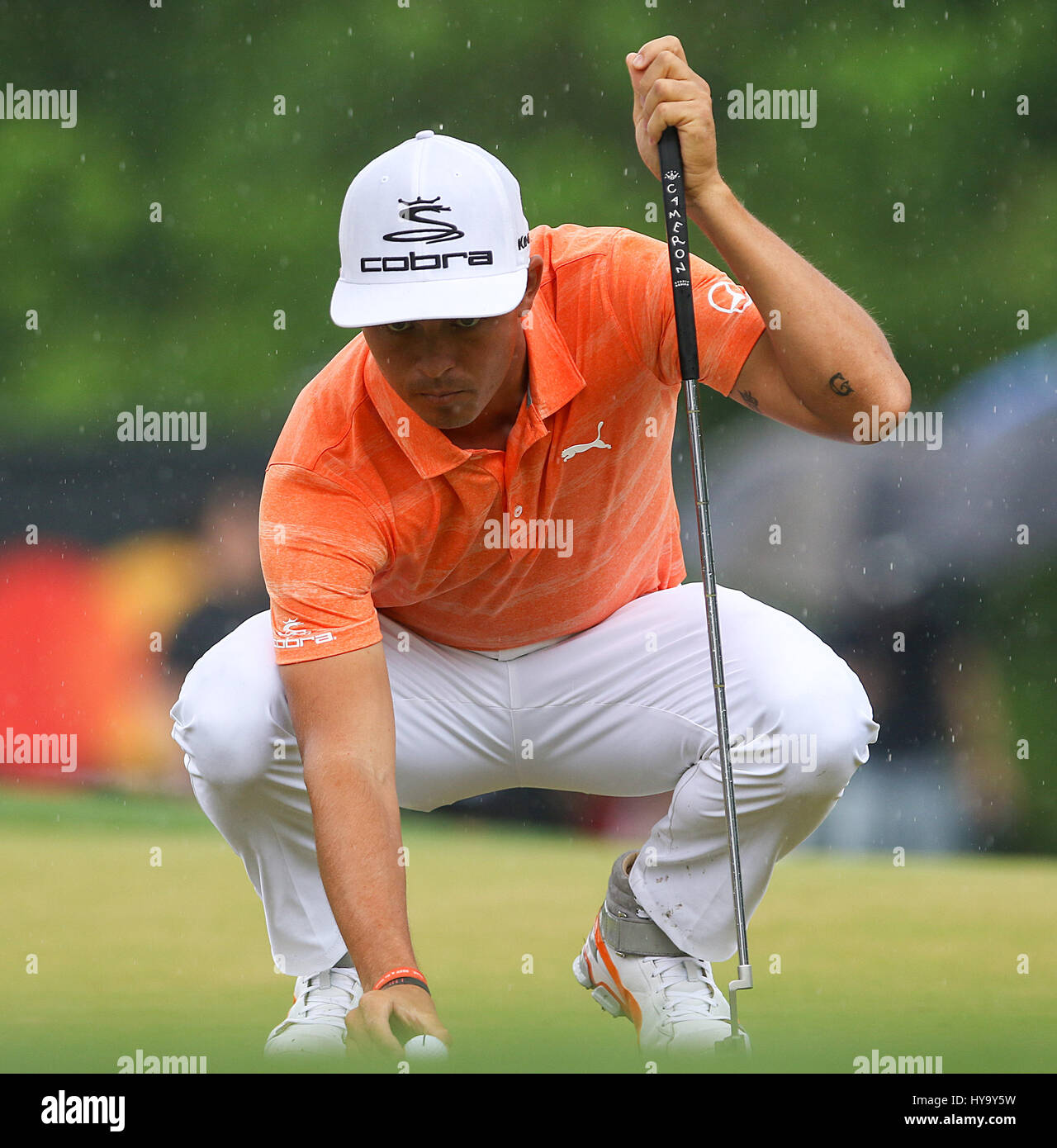 Umile, Texas, Stati Uniti d'America. 2 apr, 2017. Rickie Fowler imposta la sua palla prima di un putt durante il quarto round del guscio Houston aperto presso il Golf Club di Houston in umile, Texas. John Glaser/CSM/Alamy Live News Foto Stock