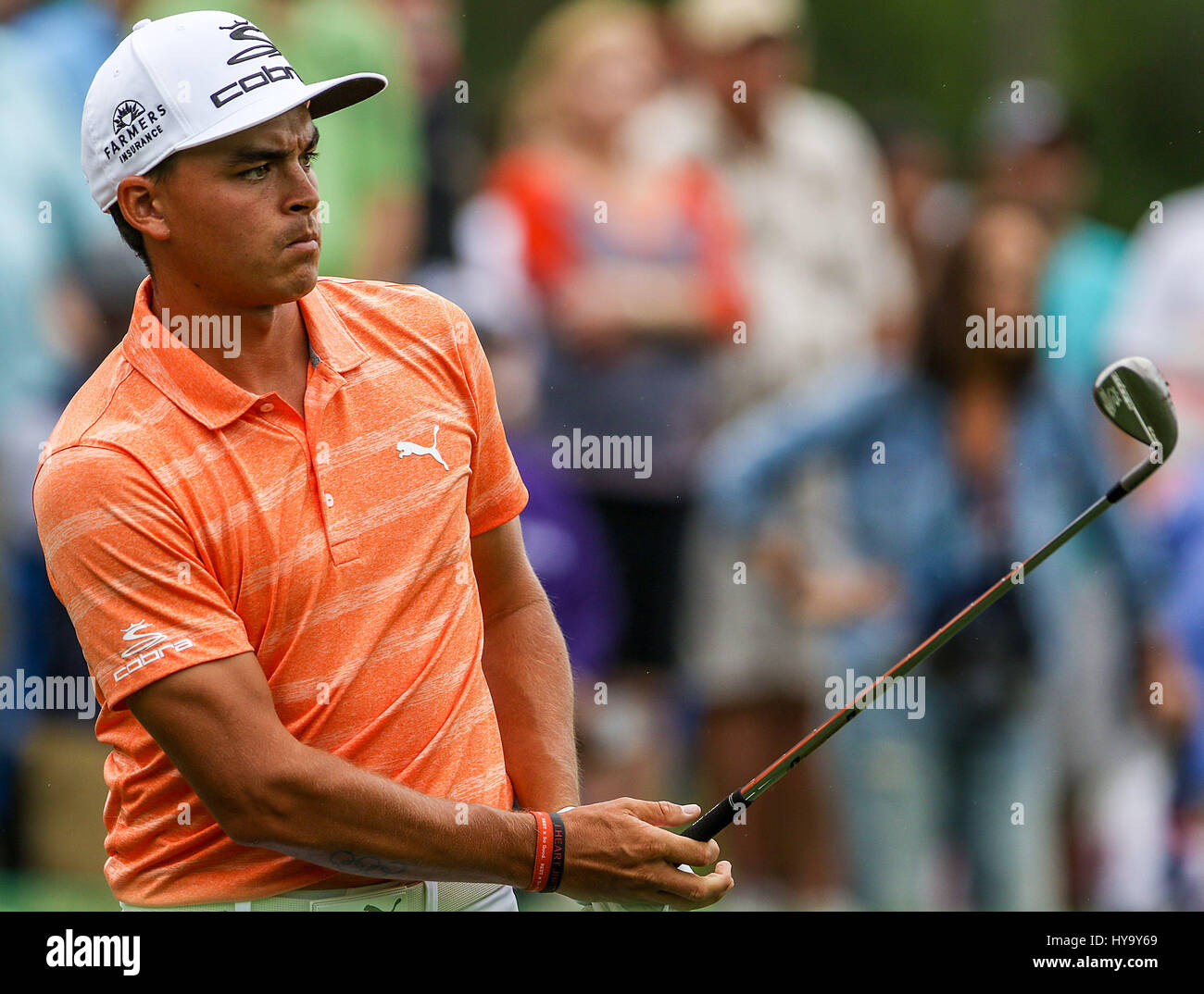 Umile, Texas, Stati Uniti d'America. 2 apr, 2017. Rickie Fowler orologi la sua palla dopo aver colpito un colpo durante il quarto round del guscio Houston aperto presso il Golf Club di Houston in umile, Texas. John Glaser/CSM/Alamy Live News Foto Stock