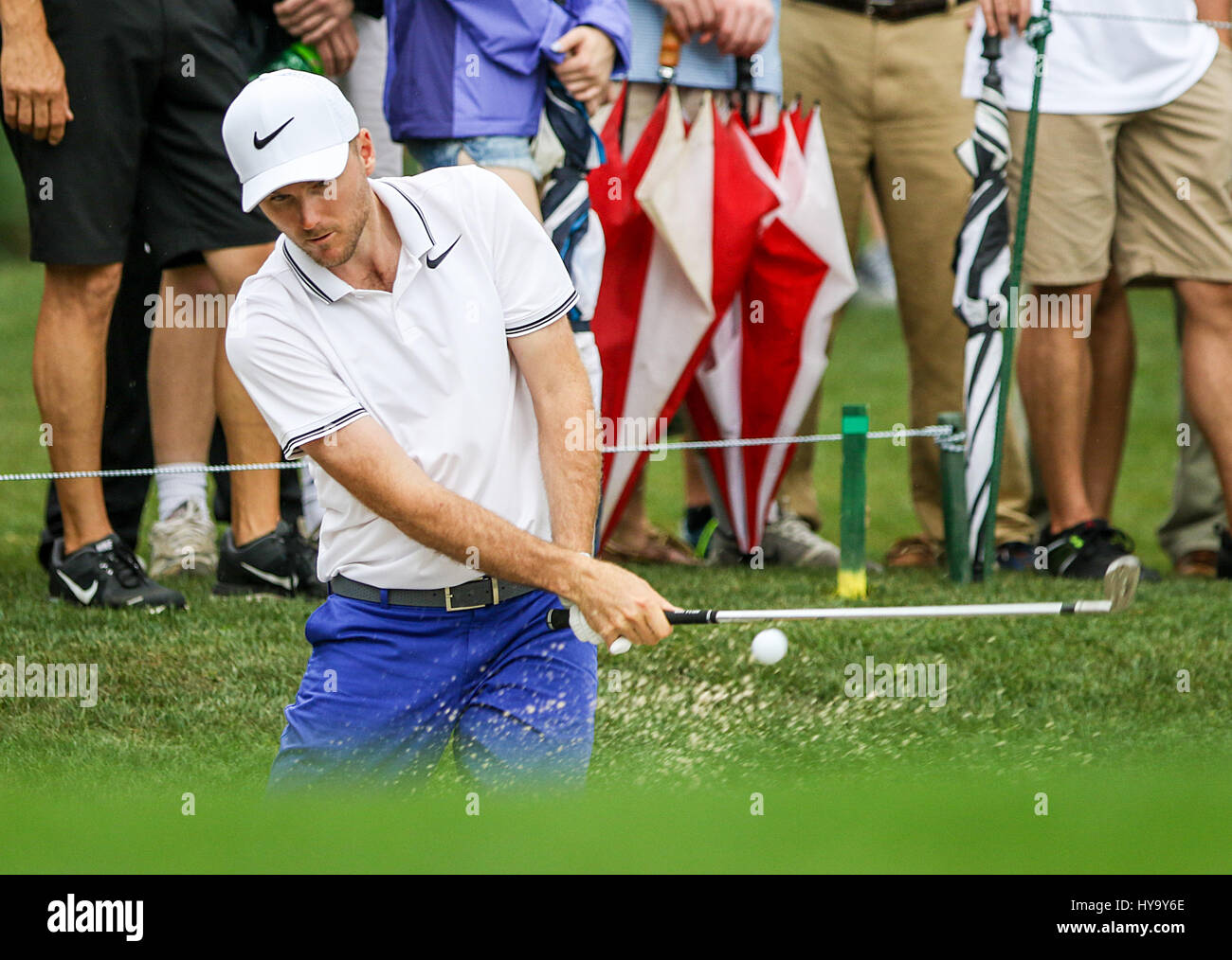 Umile, Texas, Stati Uniti d'America. 2 apr, 2017. Campione del torneo Russell Henley colpisce un tiro fuori dalla sabbia durante il quarto round del guscio Houston aperto presso il Golf Club di Houston in umile, Texas. John Glaser/CSM/Alamy Live News Foto Stock