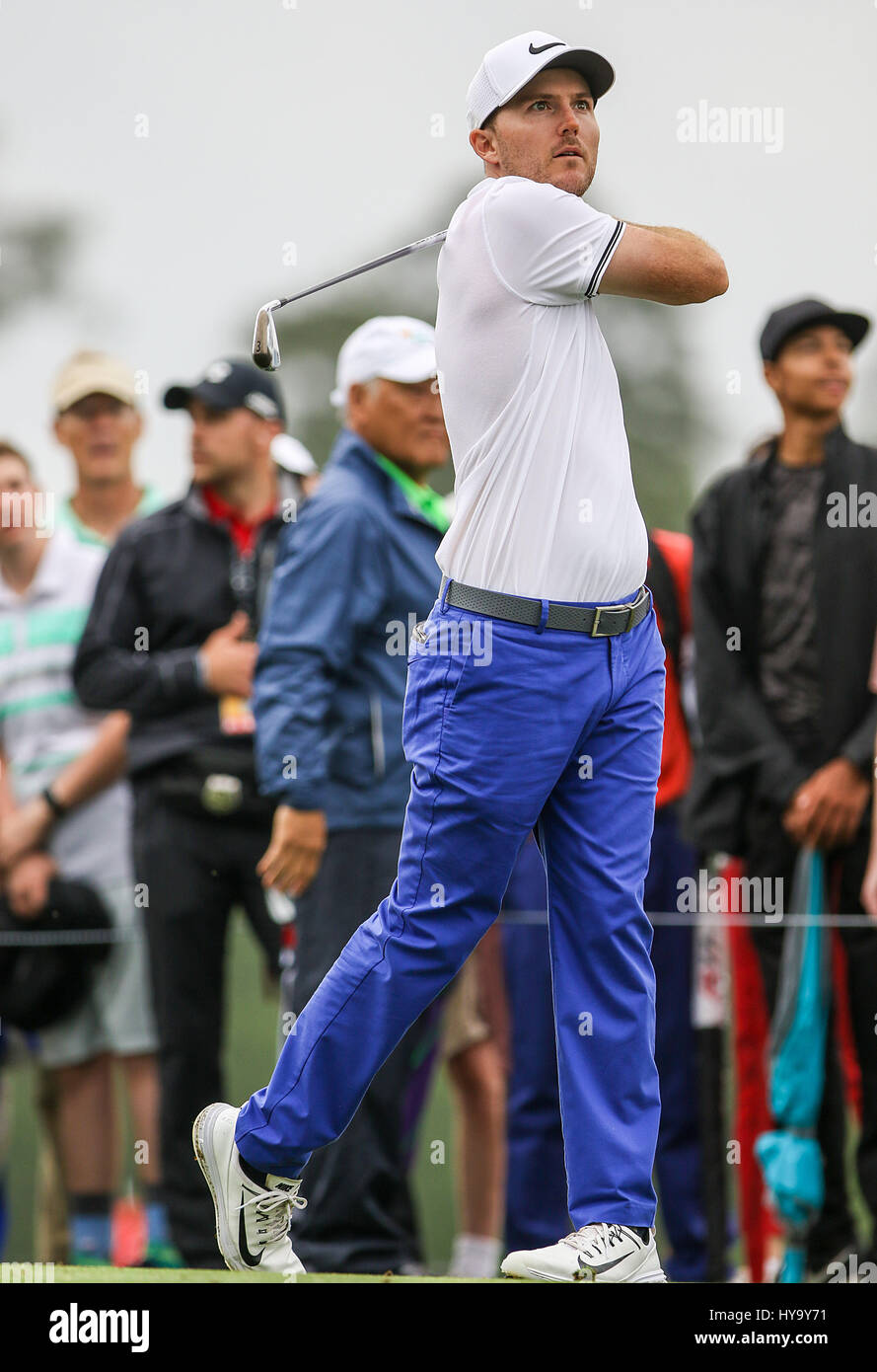 Umile, Texas, Stati Uniti d'America. 2 apr, 2017. Campione del torneo Russell Henley unità off il tee durante il quarto round del guscio Houston aperto presso il Golf Club di Houston in umile, Texas. John Glaser/CSM/Alamy Live News Foto Stock