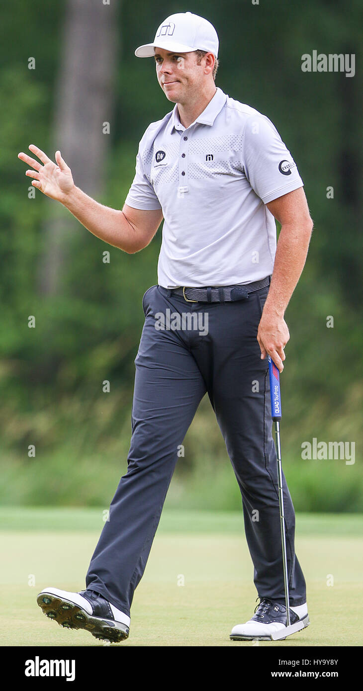 Umile, Texas, Stati Uniti d'America. 2 apr, 2017. Elenco Luca riconosce la folla durante il quarto round del guscio Houston aperto presso il Golf Club di Houston in umile, Texas. John Glaser/CSM/Alamy Live News Foto Stock