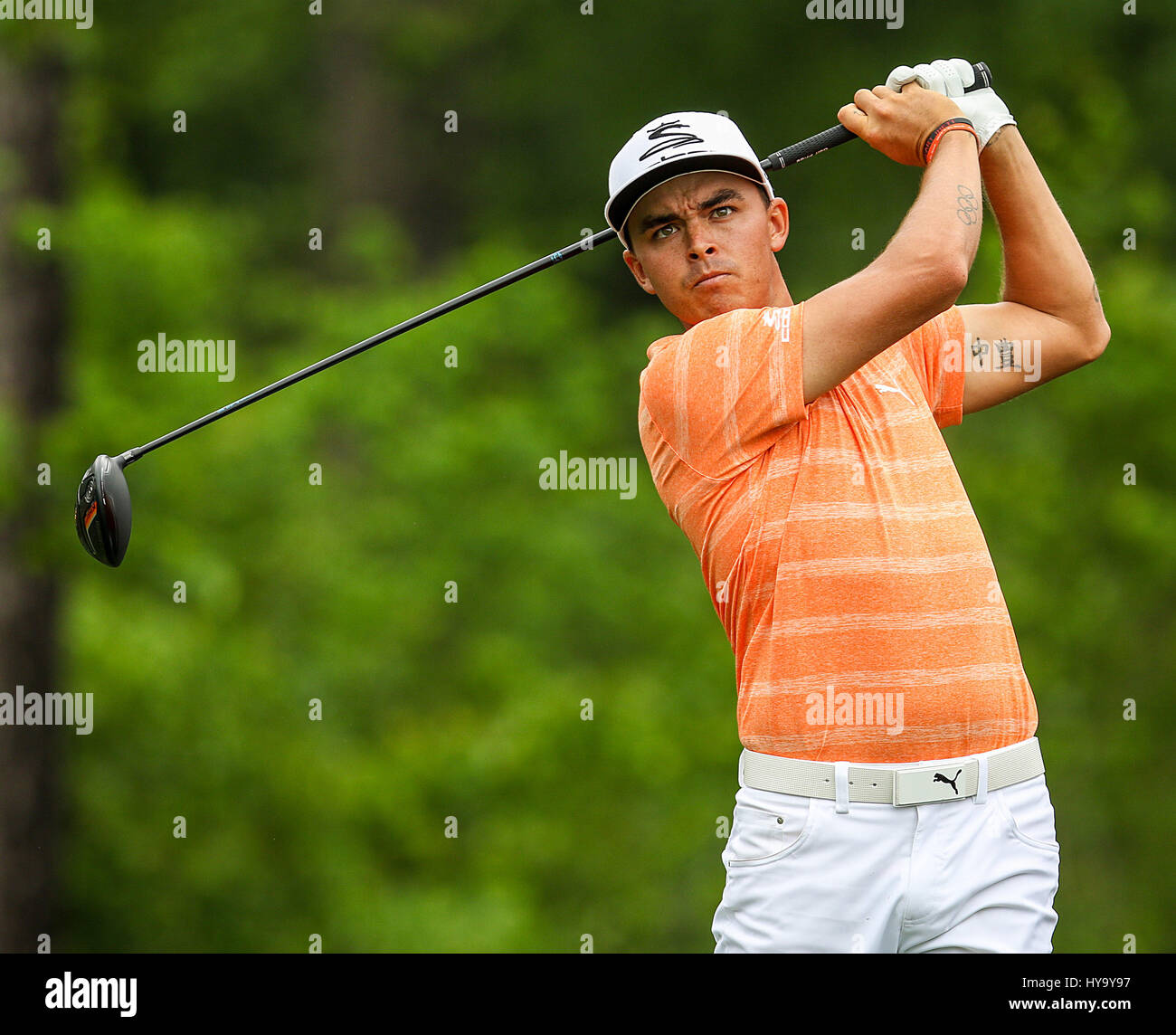 Umile, Texas, Stati Uniti d'America. 2 apr, 2017. Rickie Fowler colpisce un drive durante il quarto round del guscio Houston aperto presso il Golf Club di Houston in umile, Texas. John Glaser/CSM/Alamy Live News Foto Stock