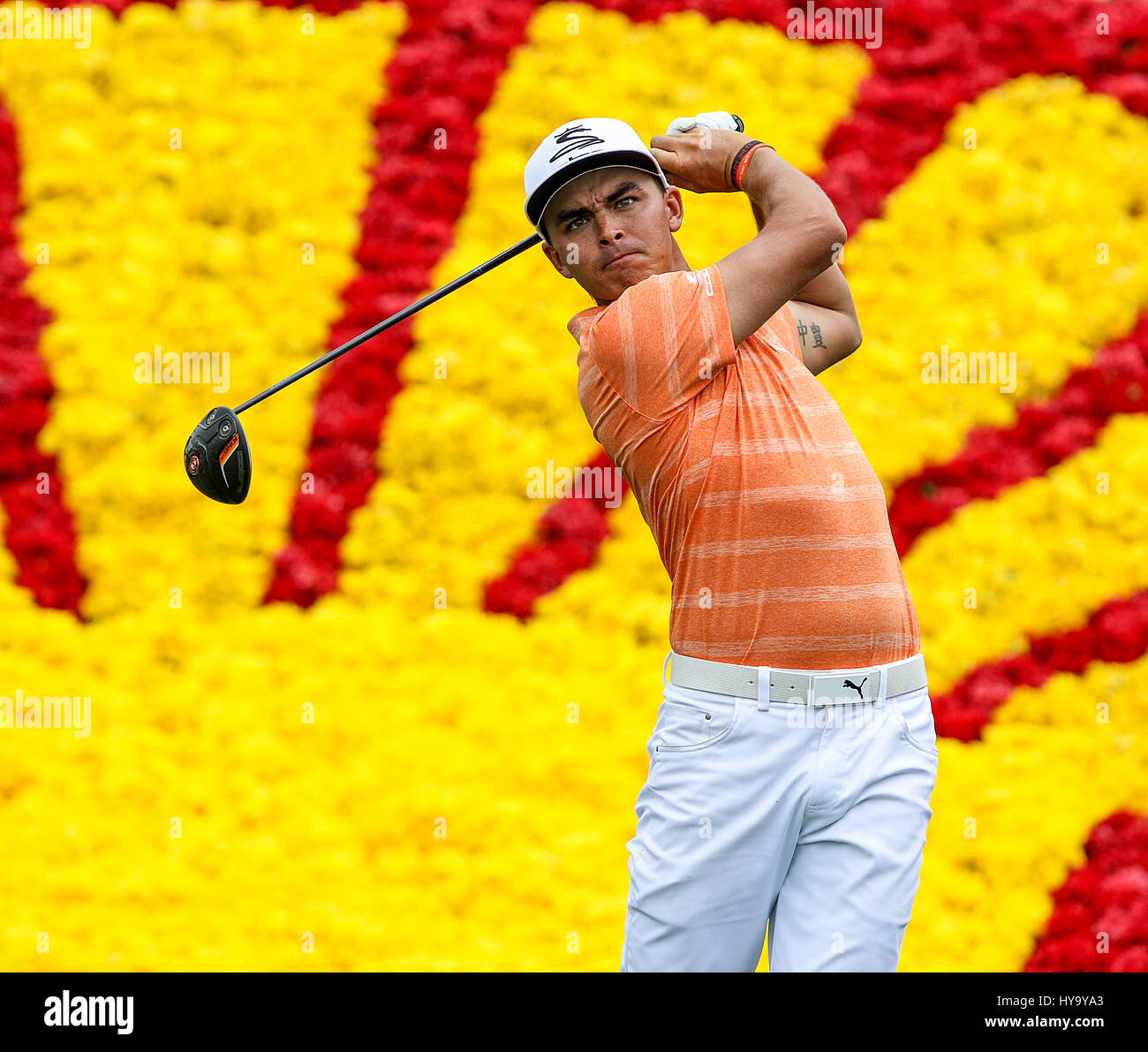 Umile, Texas, Stati Uniti d'America. 2 apr, 2017. Rickie Fowler colpisce la sua unità sul diciottesimo foro durante il quarto round del guscio Houston aperto presso il Golf Club di Houston in umile, Texas. John Glaser/CSM/Alamy Live News Foto Stock