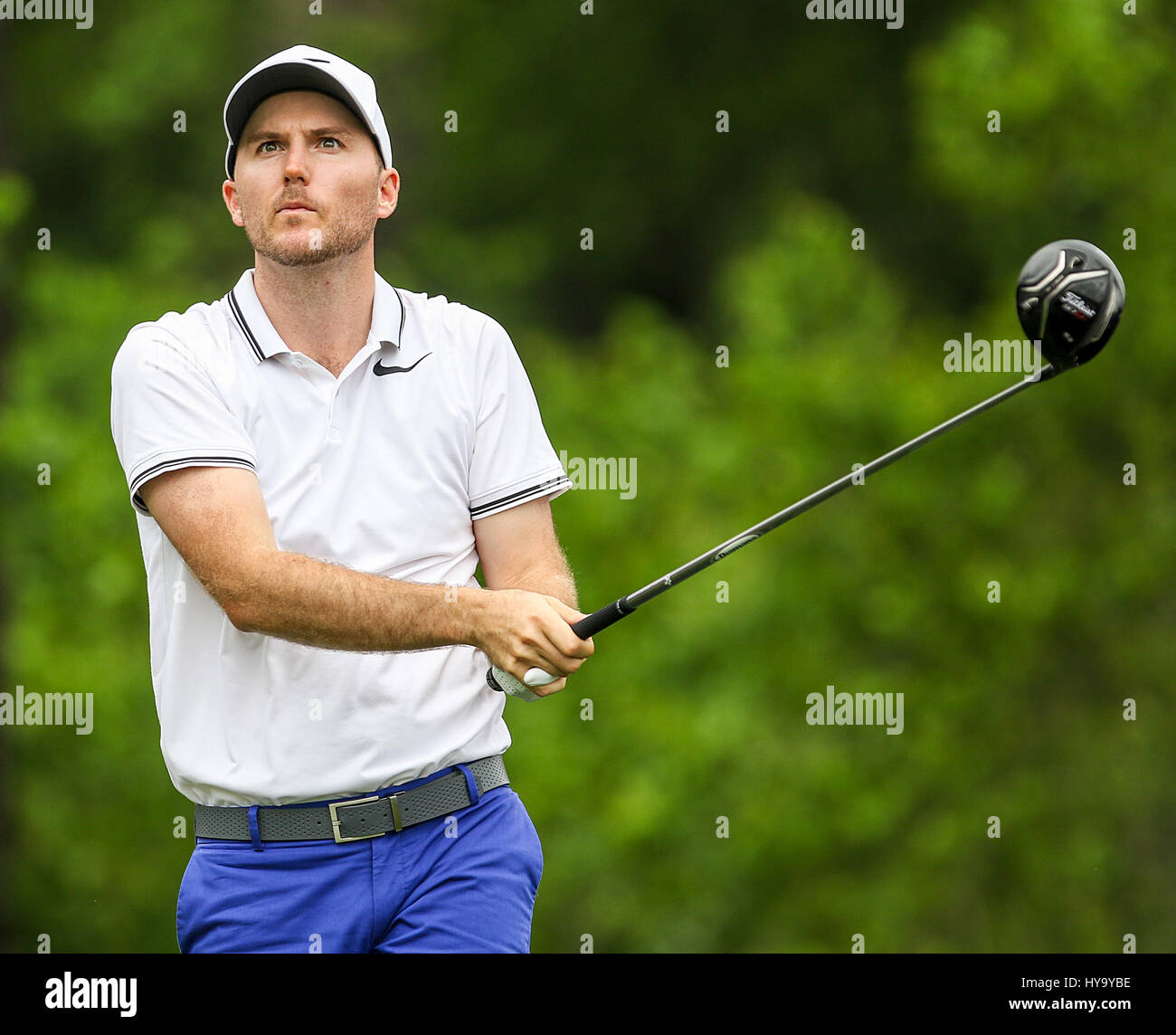 Umile, Texas, Stati Uniti d'America. 2 apr, 2017. Campione del torneo Russell Henley colpisce un guidare sotto la pioggia durante il quarto round del guscio Houston aperto presso il Golf Club di Houston in umile, Texas. John Glaser/CSM/Alamy Live News Foto Stock