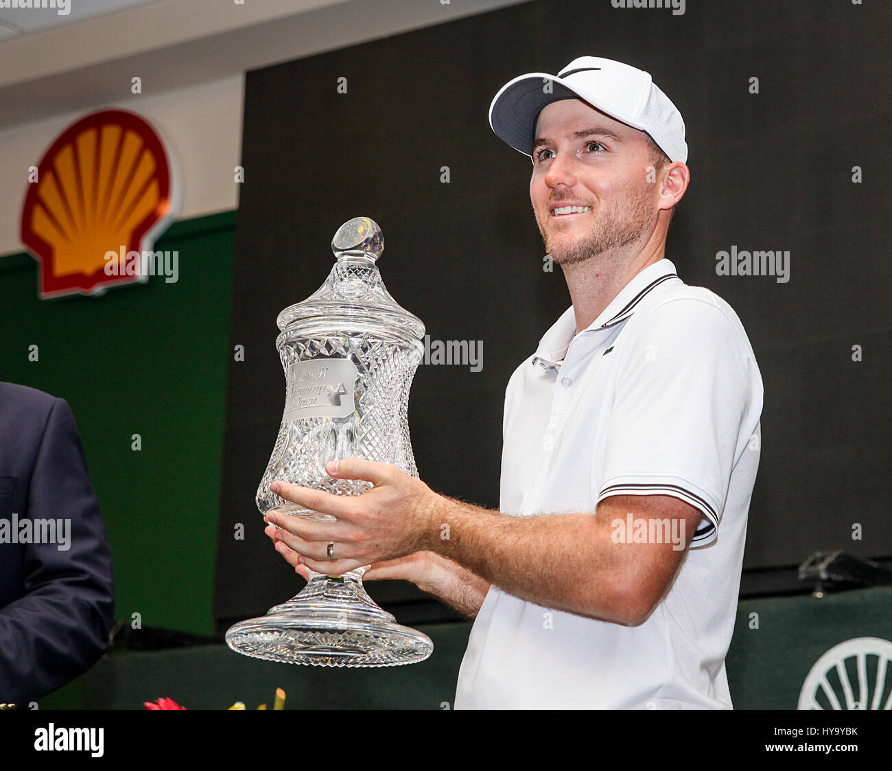 Umile, Texas, Stati Uniti d'America. 2 apr, 2017. Campione del torneo Russell Henley detiene il guscio Houston trofeo a conclusione del quarto round del guscio Houston aperto presso il Golf Club di Houston in umile, Texas. John Glaser/CSM/Alamy Live News Foto Stock