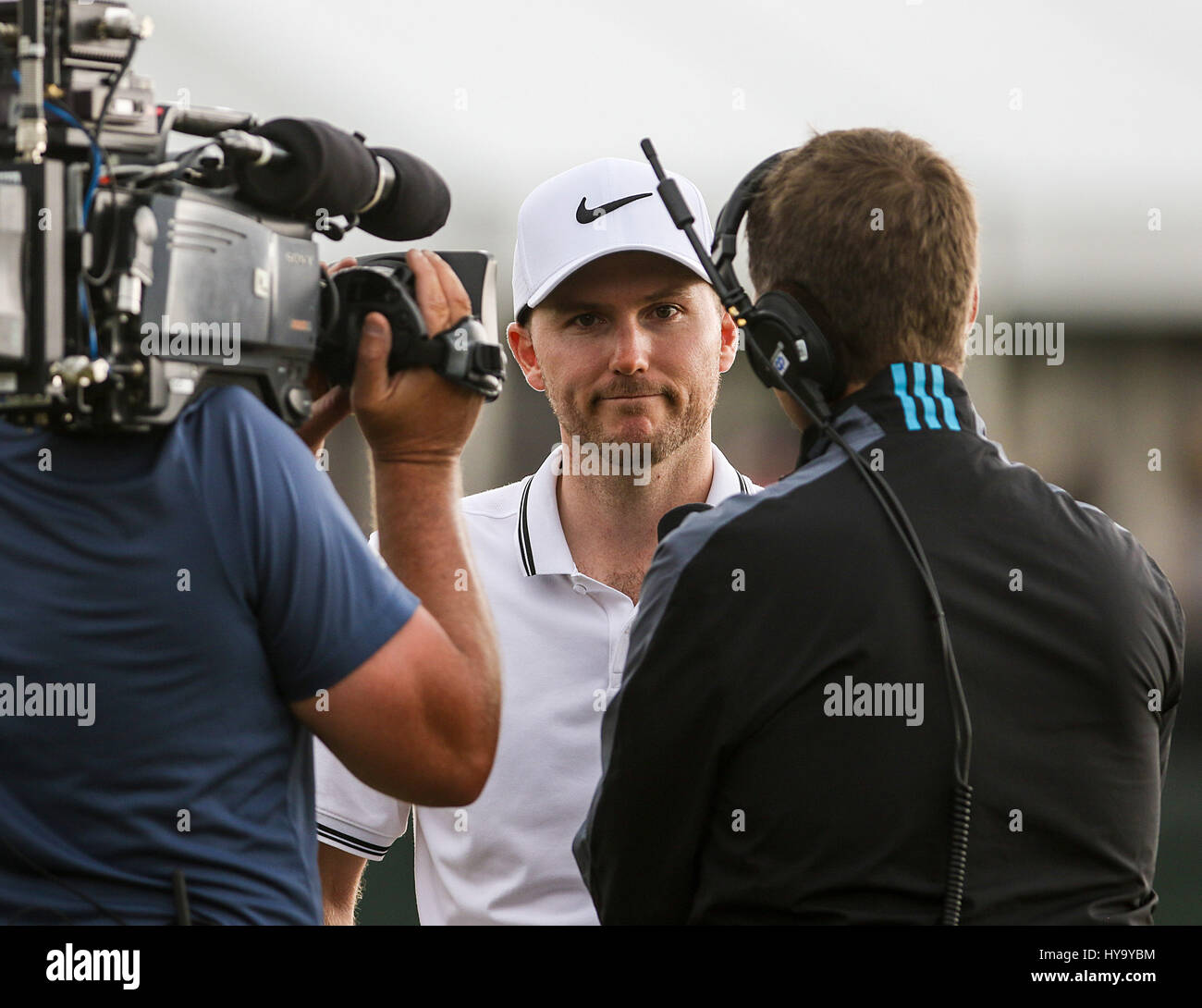 Umile, Texas, Stati Uniti d'America. 2 apr, 2017. Campione del torneo Russell Henley viene intervistato sul diciottesimo foro al completamento del quarto round del guscio Houston aperto presso il Golf Club di Houston in umile, Texas. John Glaser/CSM/Alamy Live News Foto Stock