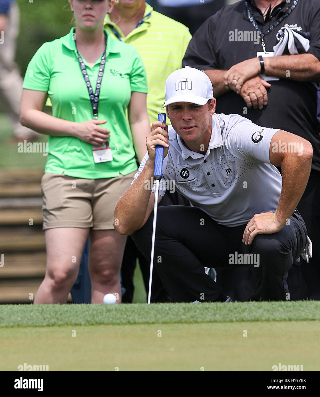 Umile, Texas, Stati Uniti d'America. 2 apr, 2017. Luca lista appare sopra il verde prima di colpire un putt durante il quarto round del guscio Houston aperto presso il Golf Club di Houston in umile, Texas. John Glaser/CSM/Alamy Live News Foto Stock