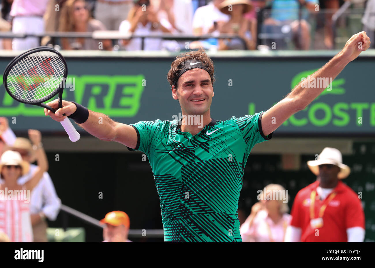 Key Biscayne, Florida, Stati Uniti d'America. 02Apr, 2017. Roger Federer, della Svizzera, celebra la sua vittoria, contro Rafael Nadal, della Spagna, dell'uomo finale al 2017 Miami Open presentato da Itau professional tennis tournament, ha suonato in occasione di Crandon Park Tennis Center di Key Biscayne, Florida, Stati Uniti d'America. Mario Houben/CSM/Alamy Live News Foto Stock