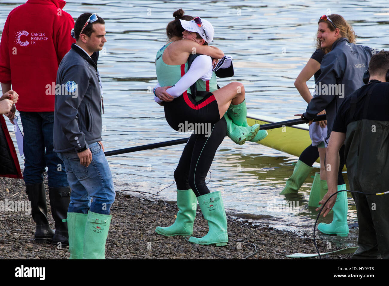 Londra, Regno Unito. 02Apr, 2017. Londra, 2 aprile 2017. Il celebrare i vincitori e i vinti simpatizzare al traguardo della 163in esecuzione e 72a per le donne, del Cancer Research UK Boat Race tra Oxford e Cambridge Università sul Fiume Tamigi tra Putney Bridge e Chiswick Bridge. Credito: Paolo Davey/Alamy Live News Foto Stock