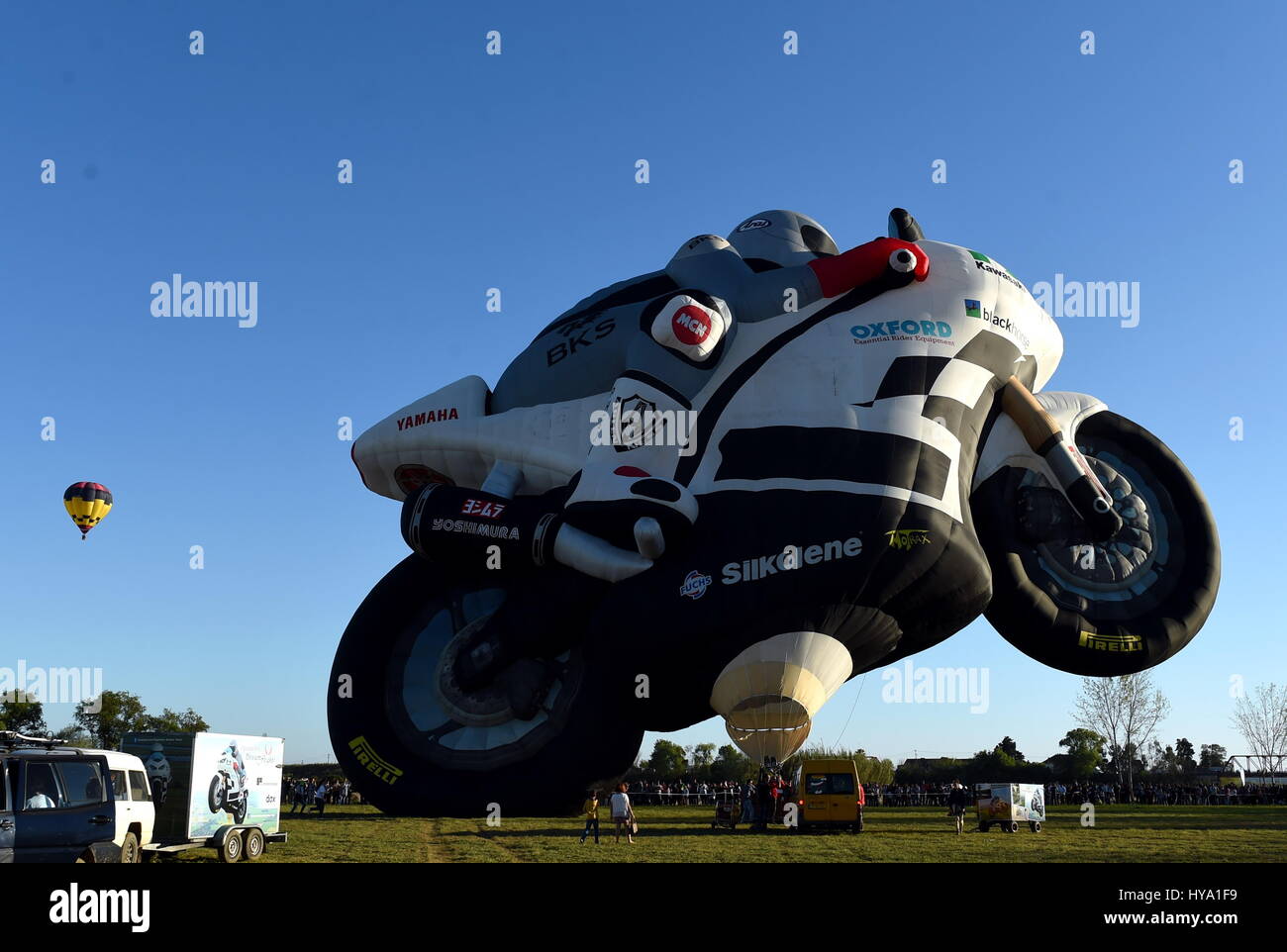 Coruche, Portogallo. 2 apr, 2017. Una mongolfiera è in corso di preparazione durante il primo International Balloon Festival a Coruche, Portogallo, il 2 aprile 2017. Il Balloon Festival a Coruche si è conclusa il 2 aprile. Trenta mongolfiere provenienti da sette paesi tra cui gli Stati Uniti, Germania, Francia, Paesi Bassi, Spagna, Brasile e Portogallo hanno partecipato in sei giorni di festival. Credito: Zhang Liyun/Xinhua/Alamy Live News Foto Stock