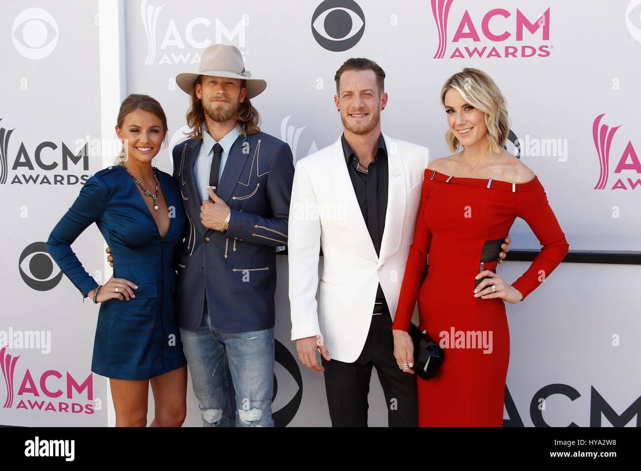 Las Vegas, NV, Stati Uniti d'America. 2 apr, 2017. Brittney Marie Cole, Brian Kelley, Tyler Hubbard, Hayley Stommel presso gli arrivi per 52nd Accademia di Musica Country (ACM) Awards 2017 - Parte 2, T-Mobile Arena, Las Vegas, nanovolt Aprile 2, 2017. Credito: JA/Everett raccolta/Alamy Live News Foto Stock