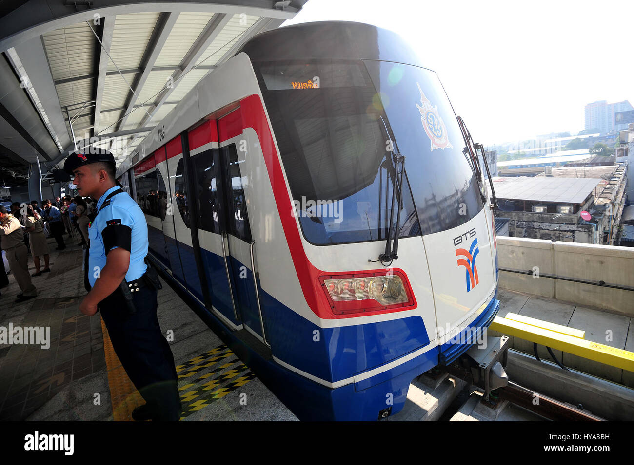 (170403) -- Samut Prakan (Thailandia), 3 aprile 2017 (Xinhua) -- Foto scattata il 3 aprile 2017 mostra un treno a Samrong BTS Station nel centro della Thailandia Samut Prakan provincia. Thailandia del Samut Prakan Provincia era legato con il Bangkok attraverso la BTS, un elevato sistema di transito rapido di massa nella città capitale, come le autorità hanno lanciato l'Samrong BTS Station il lunedì. (Xinhua/Rachen Sageamsak) (HY) Foto Stock