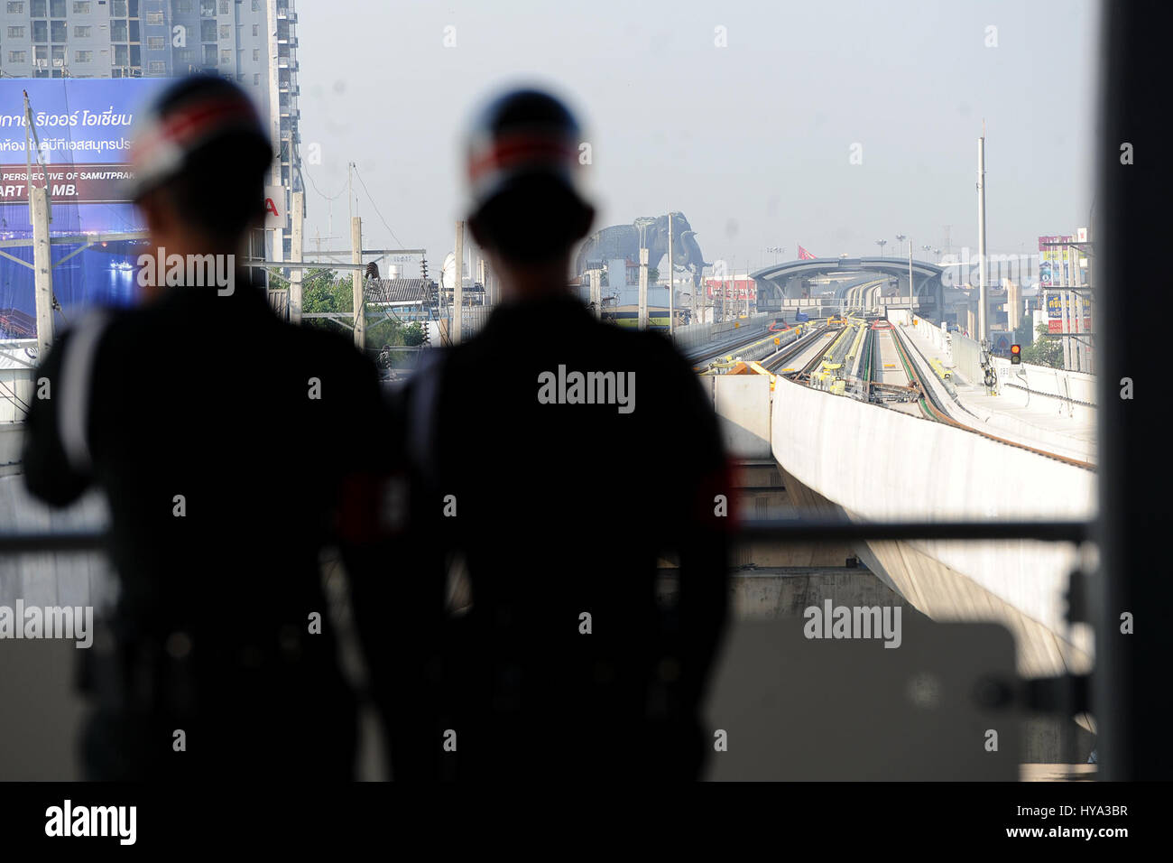(170403) -- Samut Prakan (Thailandia), 3 aprile 2017 (Xinhua) -- soldati di guardia al Samrong BTS Station nel centro della Thailandia Samut Prakan Provincia, 3 aprile 2017. Thailandia del Samut Prakan Provincia era legato con il Bangkok attraverso la BTS, un elevato sistema di transito rapido di massa nella città capitale, come le autorità hanno lanciato l'Samrong BTS Station il lunedì. (Xinhua/Rachen Sageamsak) (HY) Foto Stock