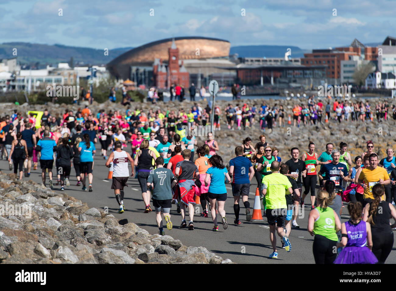 Cardiff, Regno Unito. 2 apr, 2017. Regno Unito Meteo. I partecipanti nella Baia di Cardiff Run Run lungo la Baia di Cardiff barrage nel tempo soleggiato. Credito: Polly Thomas/Alamy Live News Foto Stock