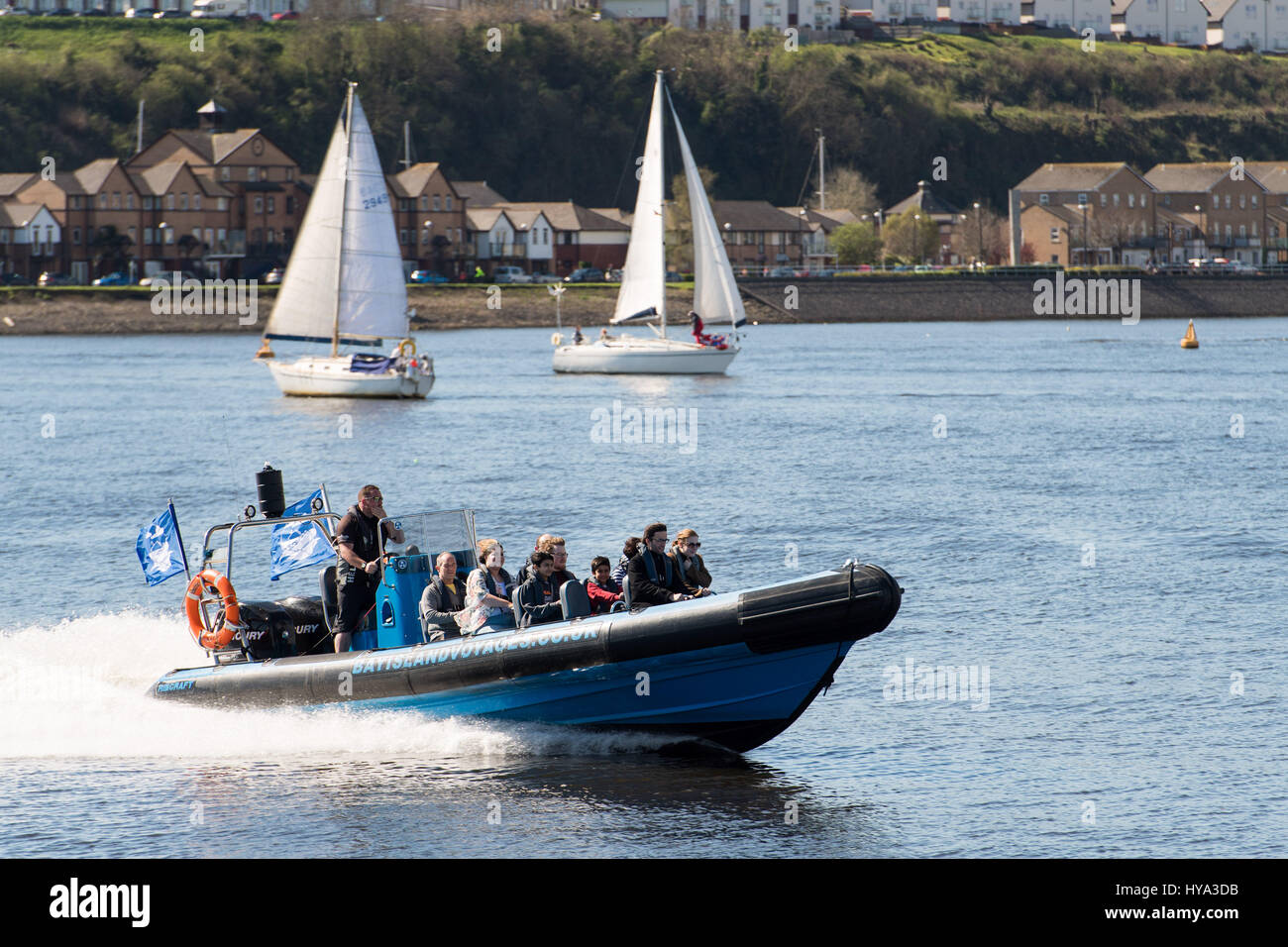 Cardiff, Regno Unito. 2 apr, 2017. Regno Unito Meteo. Una barca che naviga nella Baia di Cardiff in calde giornate di sole. Credito: Polly Thomas/Alamy Live News Foto Stock