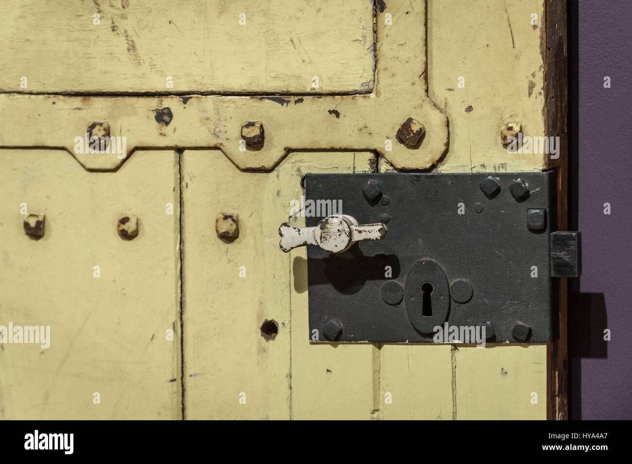 Londra, Regno Unito. 3 Aprile, 2017. Close-up dettaglio della porta da Wilde la cella del carcere di lettura in carcere. Tate Britain apre la prima mostra dedicata a Queer British art. Queer arte inglese 1861-1967 segna il cinquantesimo anniversario della depenalizzazione parziale di Omosessualit maschio in Inghilterra e nel Galles © Guy Corbishley/Alamy Live News Foto Stock