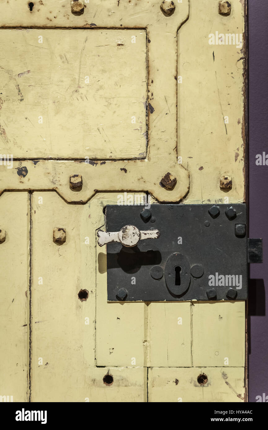 Londra, Regno Unito. 3 Aprile, 2017. Close-up dettaglio della porta da Wilde la cella del carcere di lettura in carcere. Tate Britain apre la prima mostra dedicata a Queer British art. Queer arte inglese 1861-1967 segna il cinquantesimo anniversario della depenalizzazione parziale di Omosessualit maschio in Inghilterra e nel Galles © Guy Corbishley/Alamy Live News Foto Stock