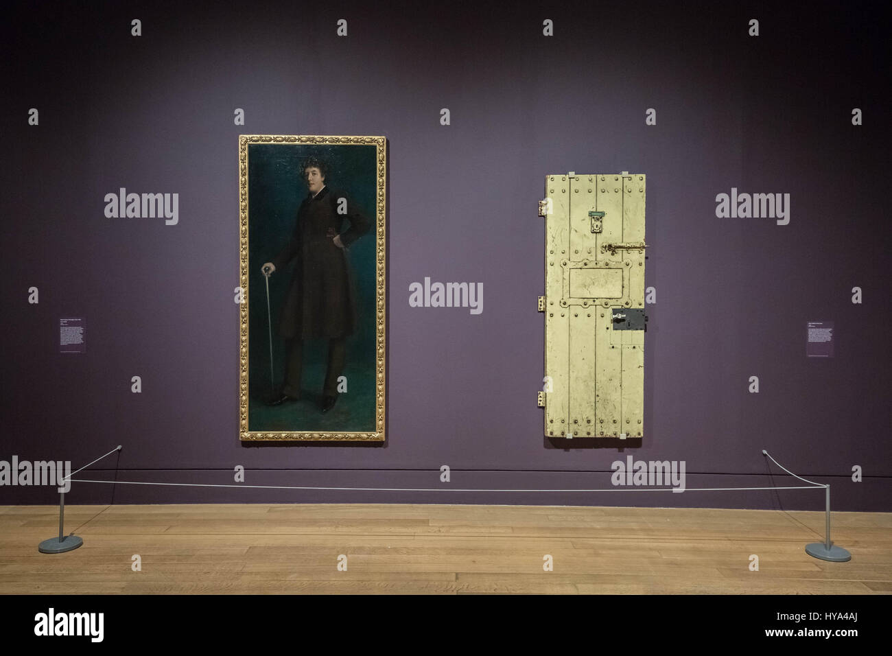 Londra, Regno Unito. 3 Aprile, 2017. Ritratto di Oscar Wilde, 1884, da Robert Goodloe Harper Pennington e la porta da Wilde la cella del carcere di lettura in carcere. Tate Britain apre la prima mostra dedicata a Queer British art. Queer arte inglese 1861-1967 segna il cinquantesimo anniversario della depenalizzazione parziale di Omosessualit maschio in Inghilterra e nel Galles © Guy Corbishley/Alamy Live News Foto Stock